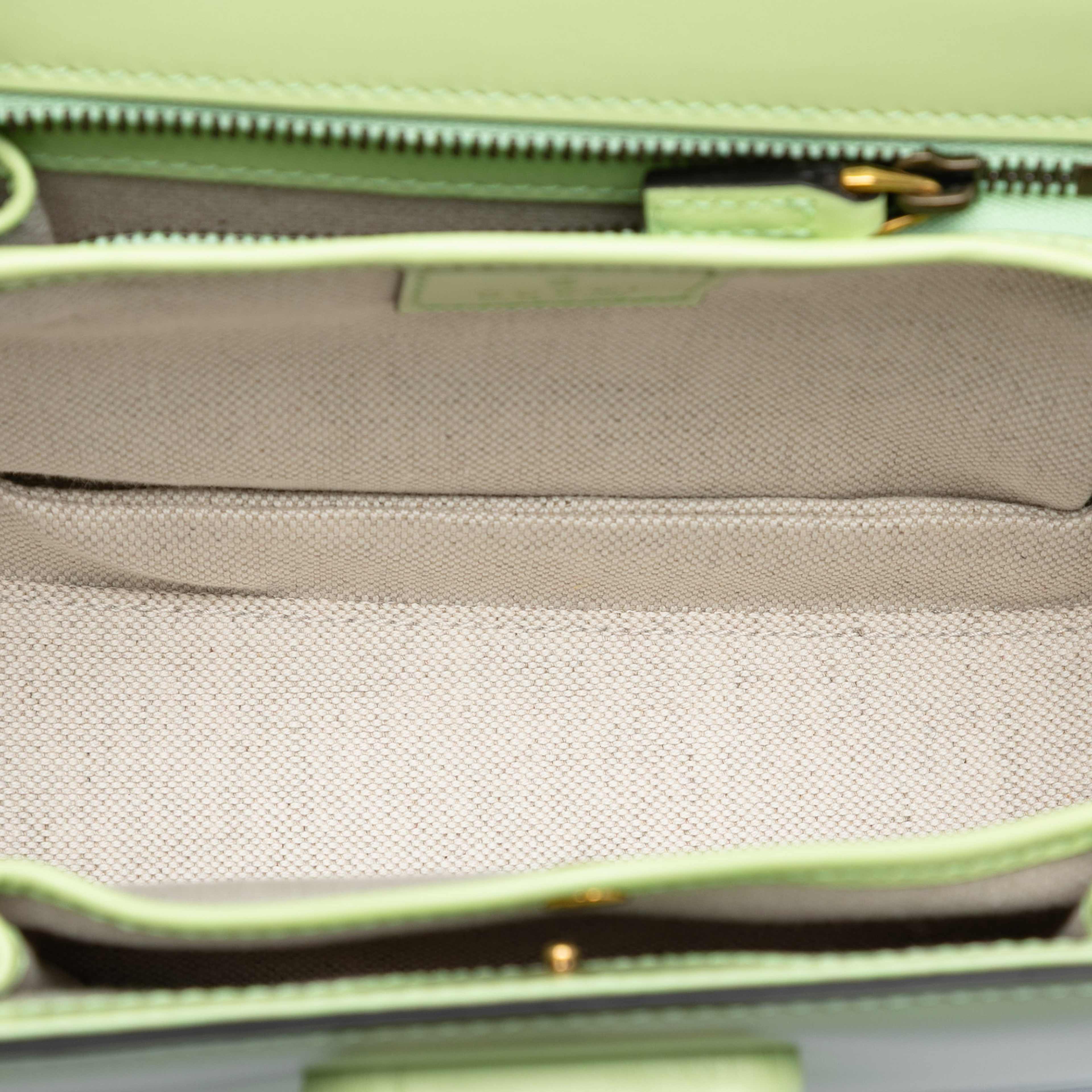 Gucci Small Calfskin 1947 Bamboo Top Handle Bag, från Luxclusif, i färgen light green. Klicka för att öppna bilden i stort format