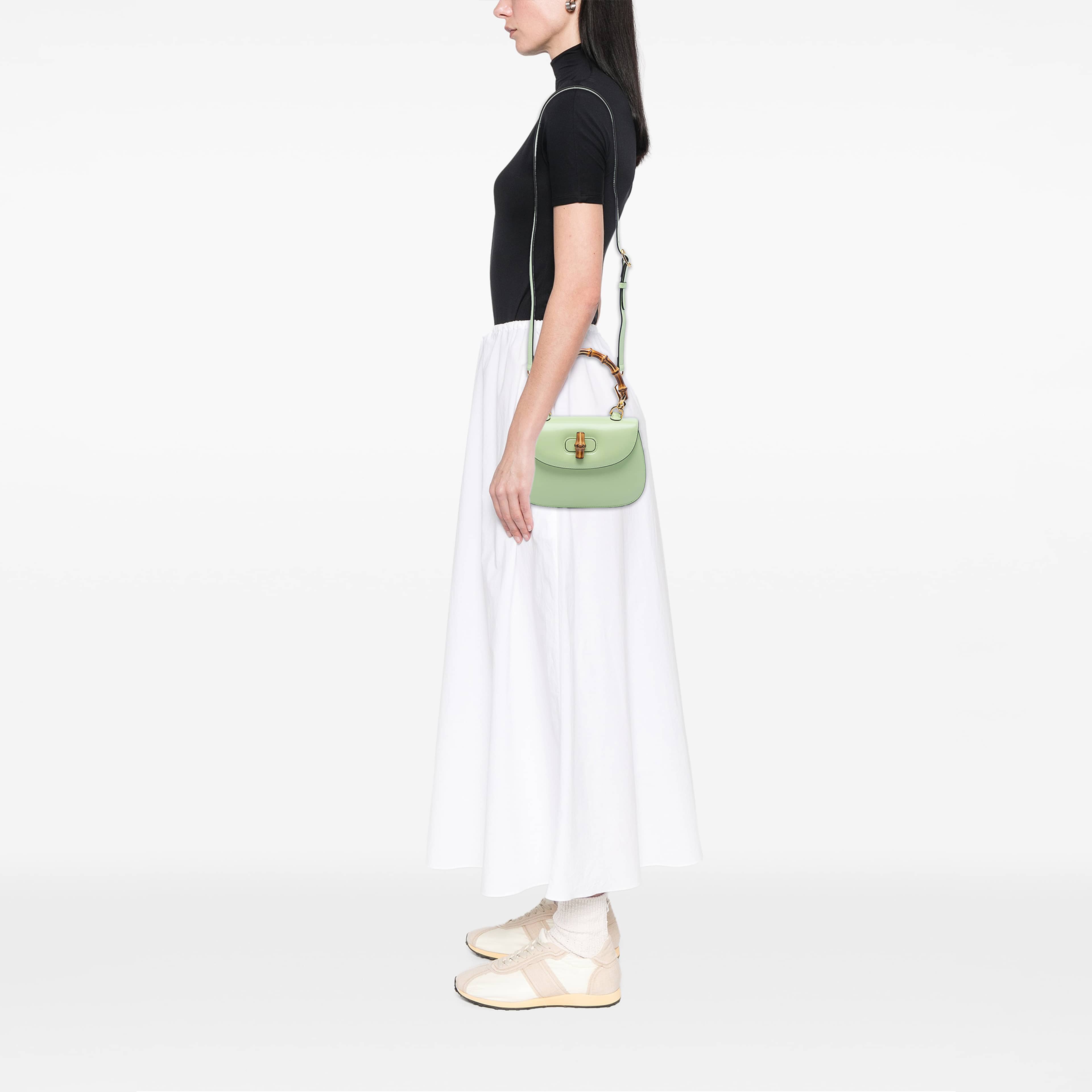 Gucci Small Calfskin 1947 Bamboo Top Handle Bag, från Luxclusif, i färgen grön. Klicka för att öppna bilden i stort format