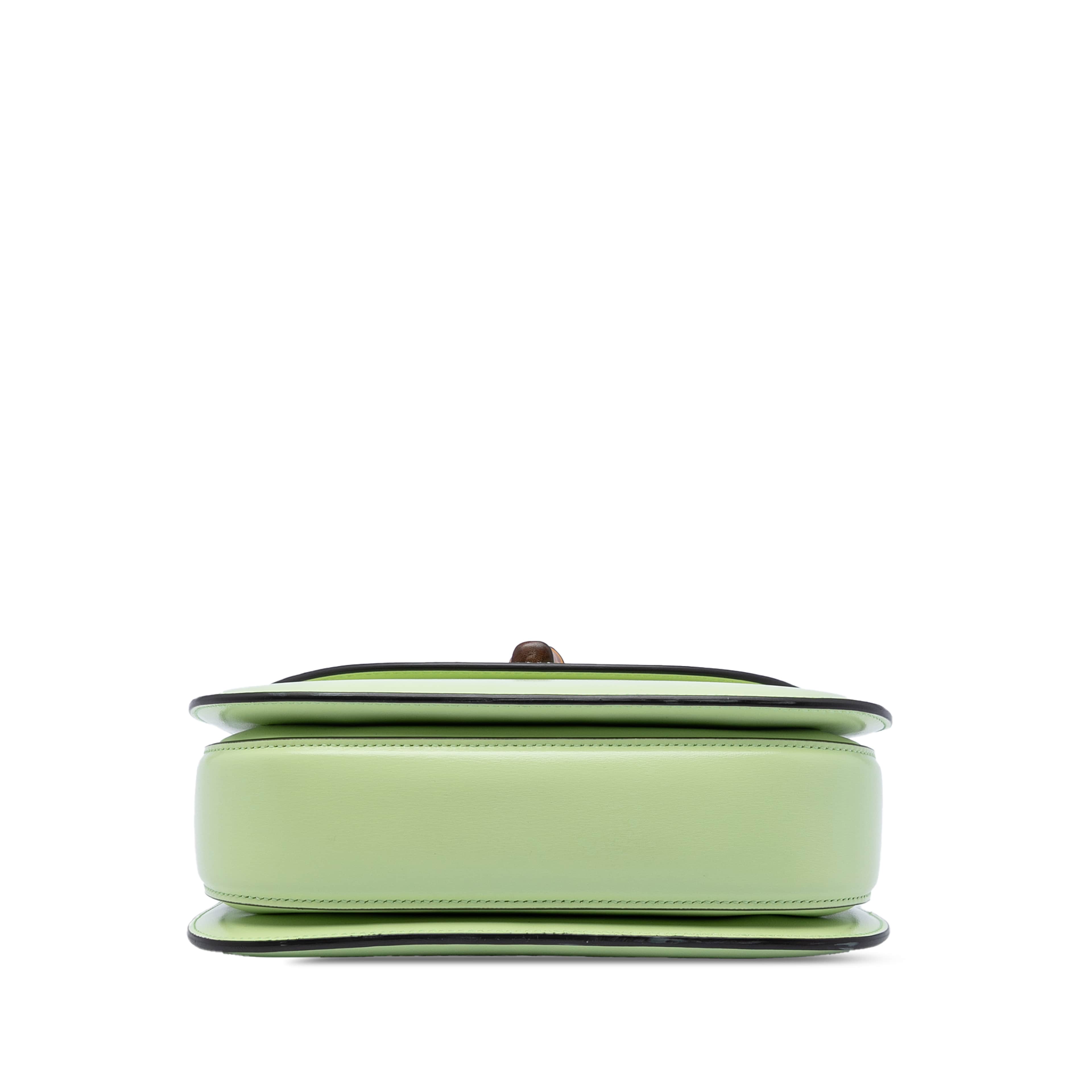 Gucci Small Calfskin 1947 Bamboo Top Handle Bag, från Luxclusif, i färgen light green. Klicka för att öppna bilden i stort format