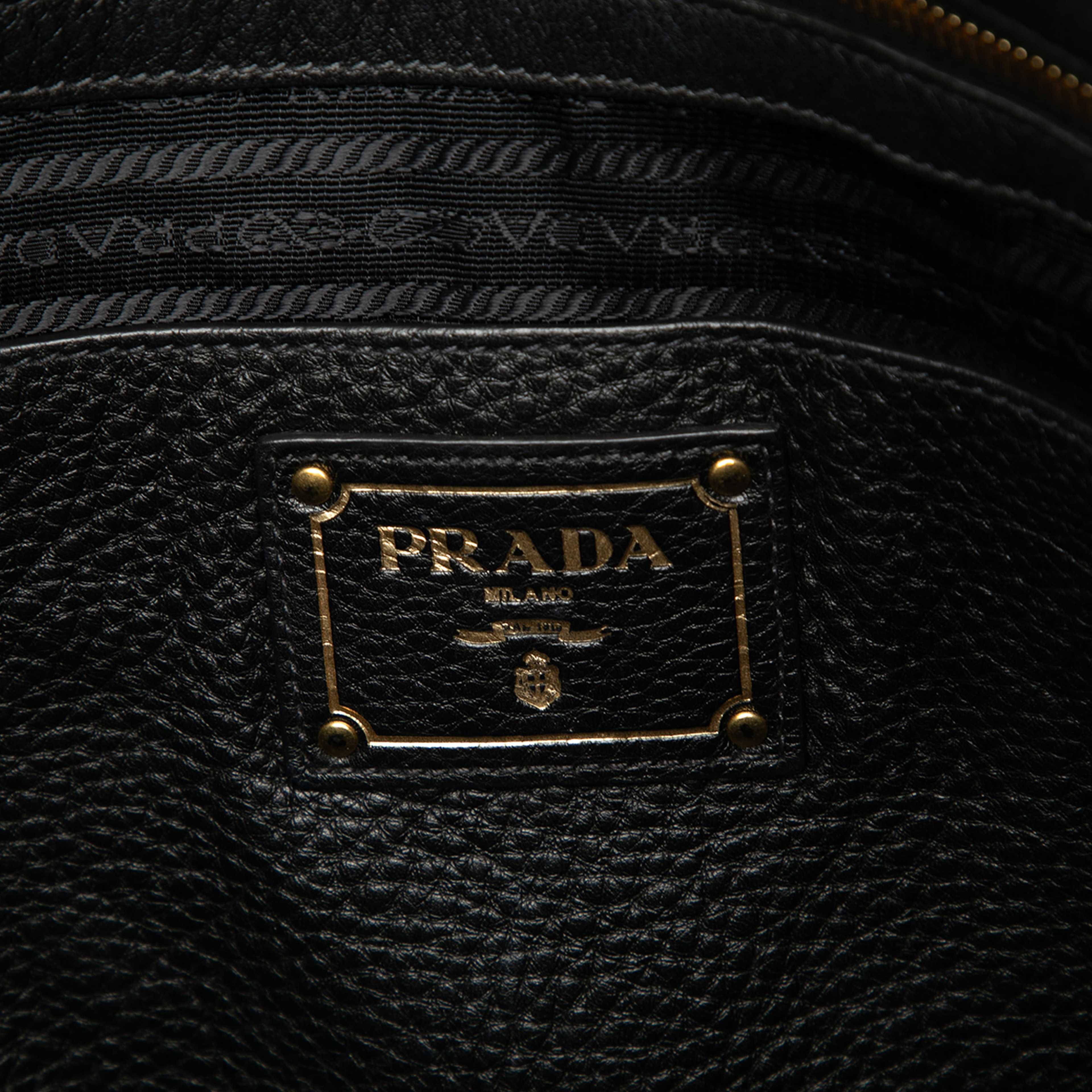 Prada Vitello Phenix Open Convertible Tote, från Luxclusif, i färgen black. Klicka för att öppna bilden i stort format
