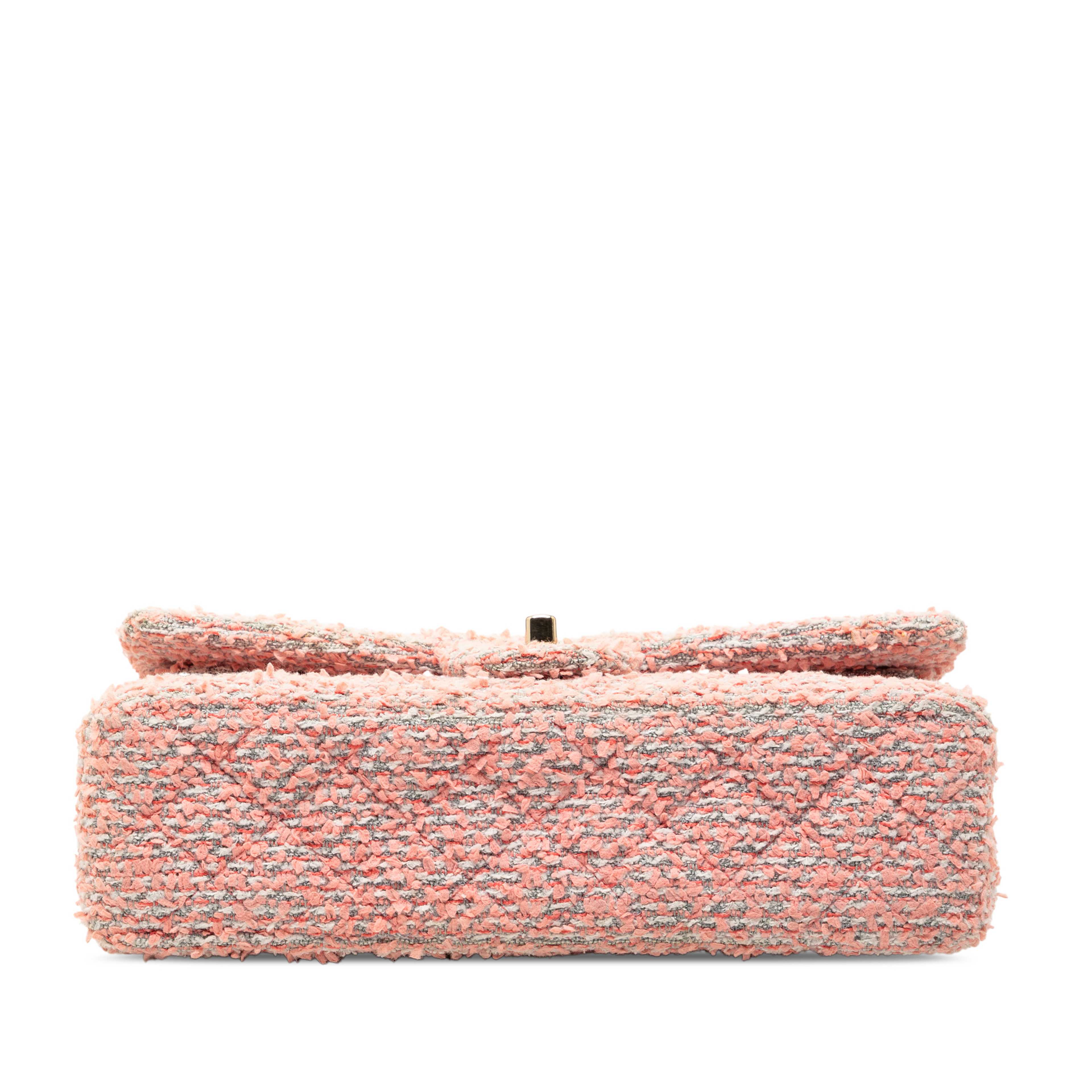 Chanel Quilted Tweed Reissue 2.55 Double Flap 225, från Luxclusif, i färgen pink. Klicka för att öppna bilden i stort format