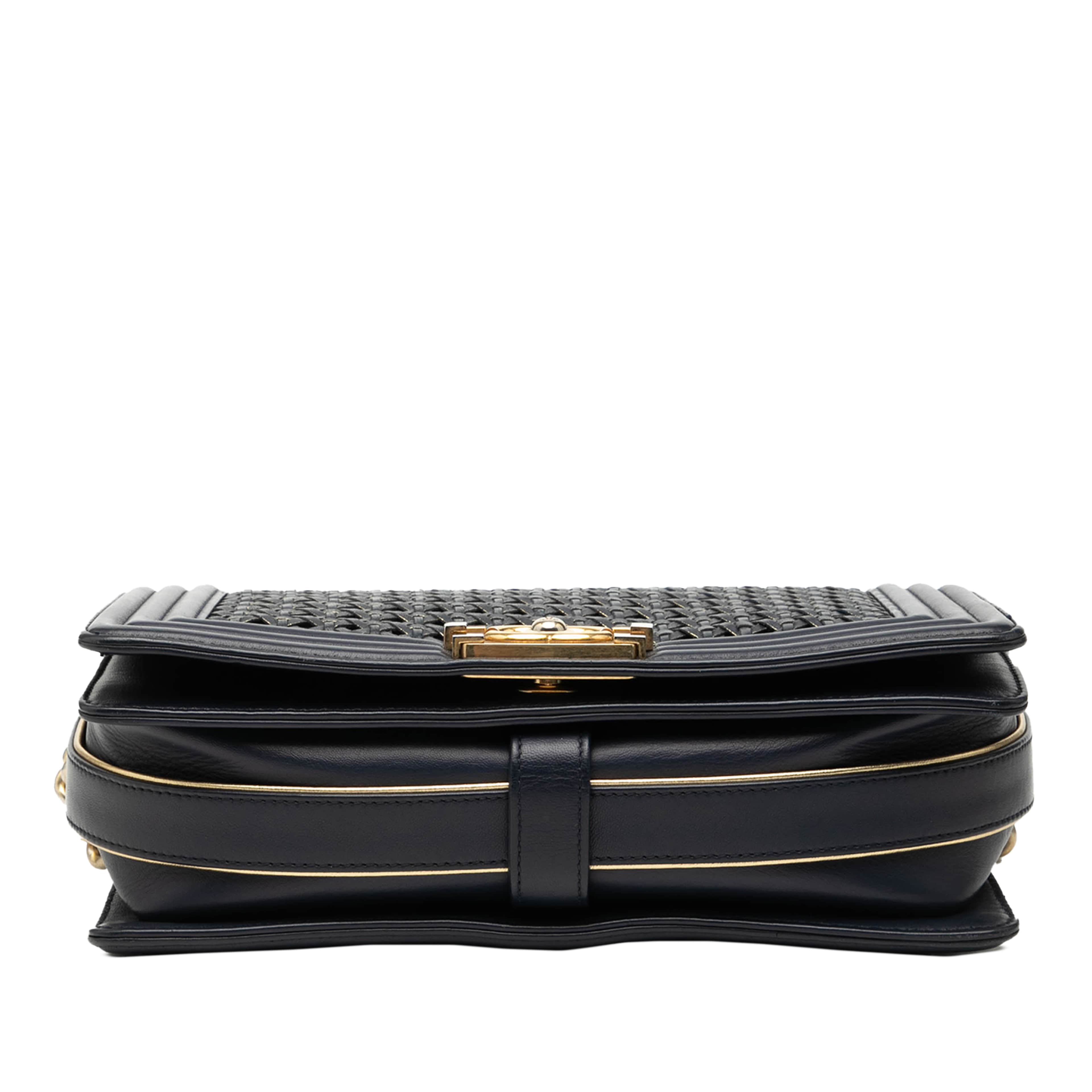 Chanel Old Medium Braided Sheepskin Boy Flap, från Luxclusif, i färgen navy. Klicka för att öppna bilden i stort format