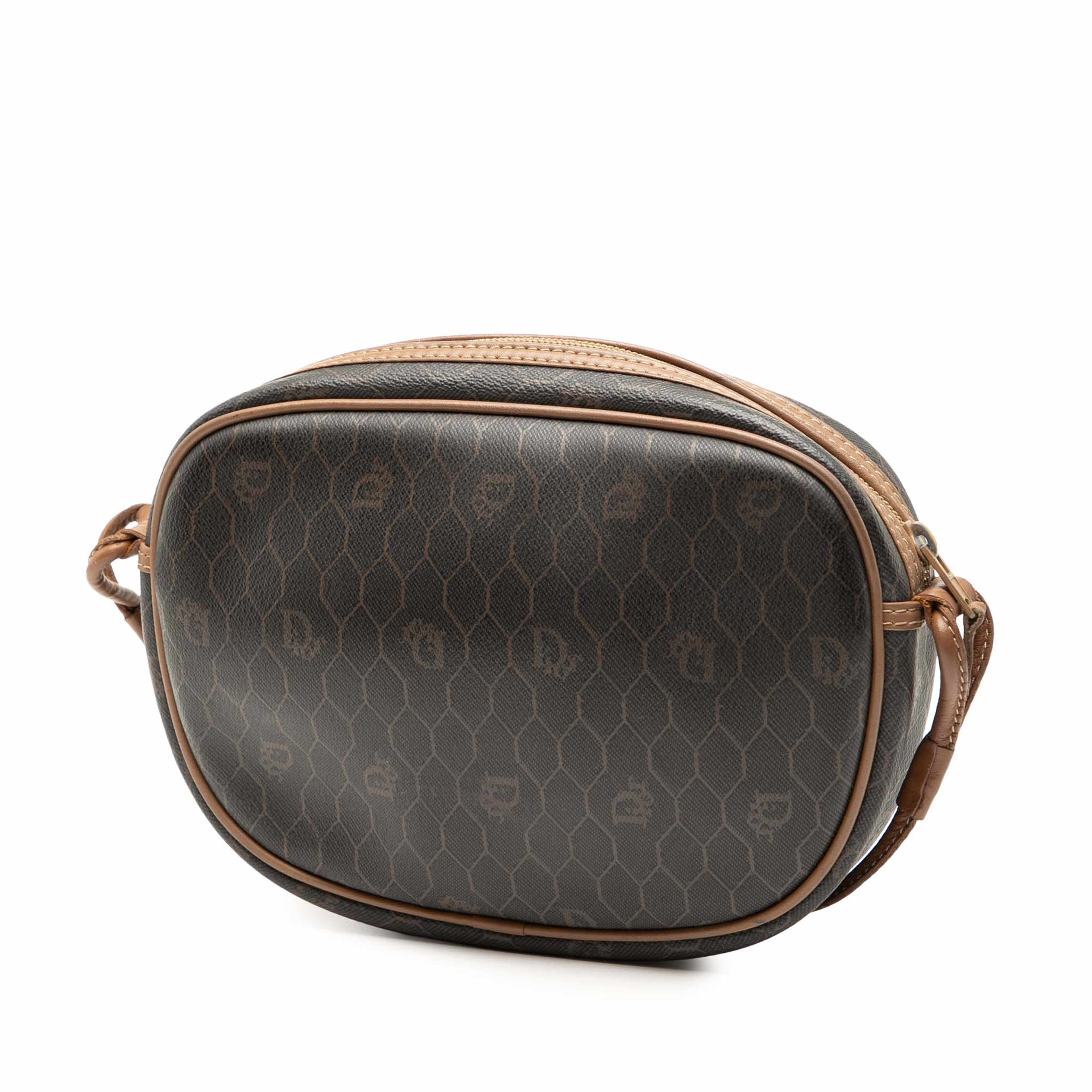 Dior Honeycomb Coated Canvas Crossbody, från Luxclusif, i färgen black. Klicka för att öppna bilden i stort format