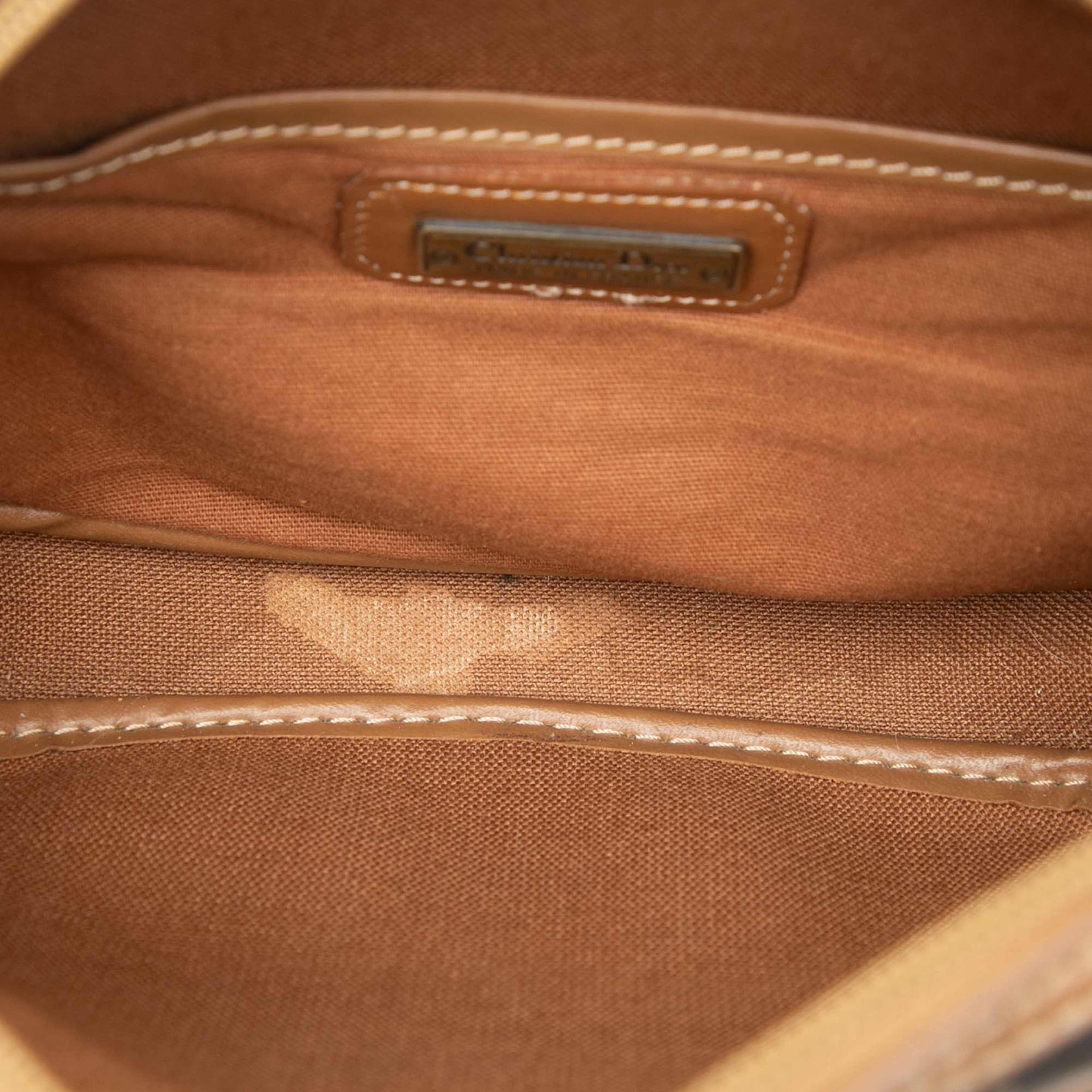 Dior Honeycomb Coated Canvas Crossbody, från Luxclusif, i färgen black. Klicka för att öppna bilden i stort format