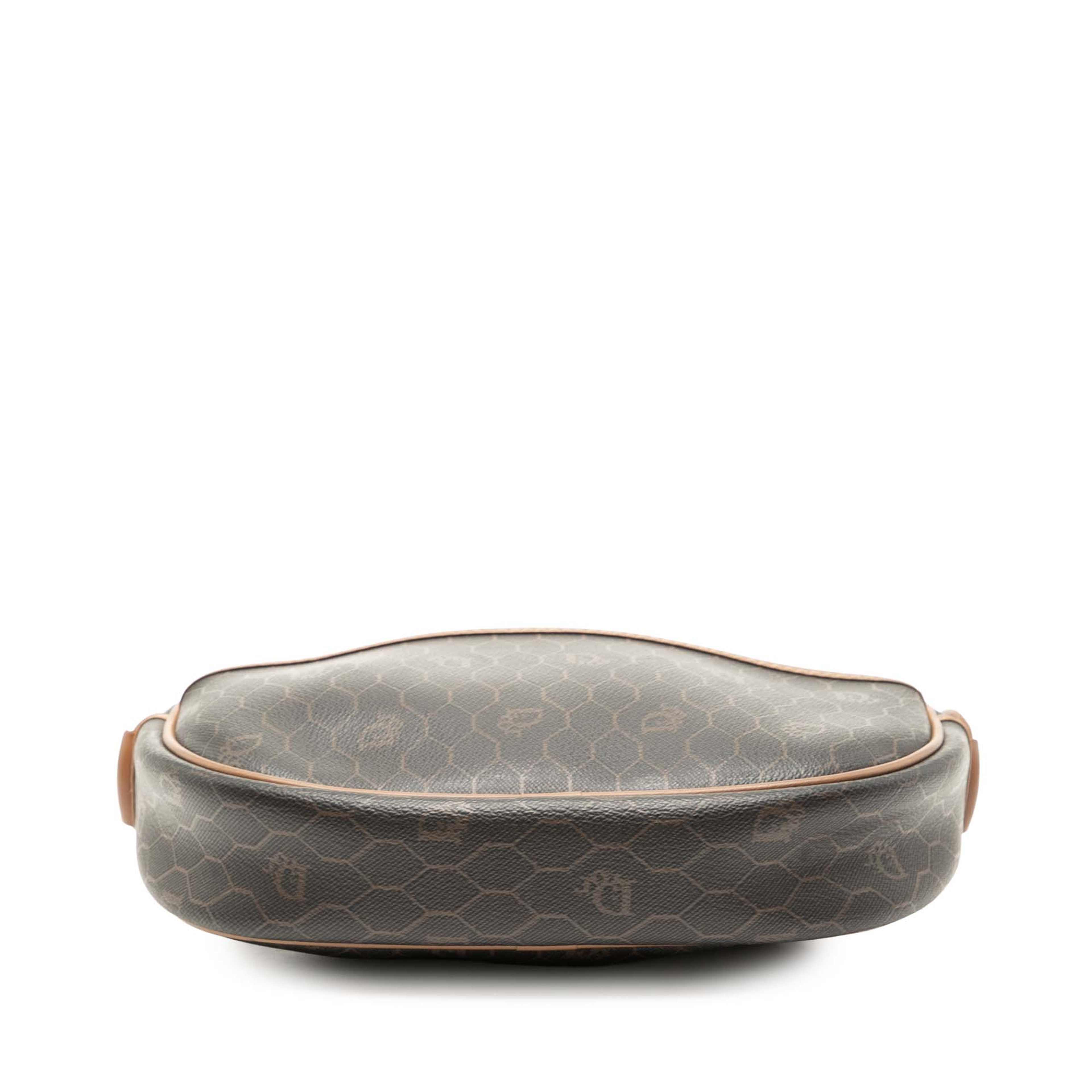 Dior Honeycomb Coated Canvas Crossbody, från Luxclusif, i färgen black. Klicka för att öppna bilden i stort format