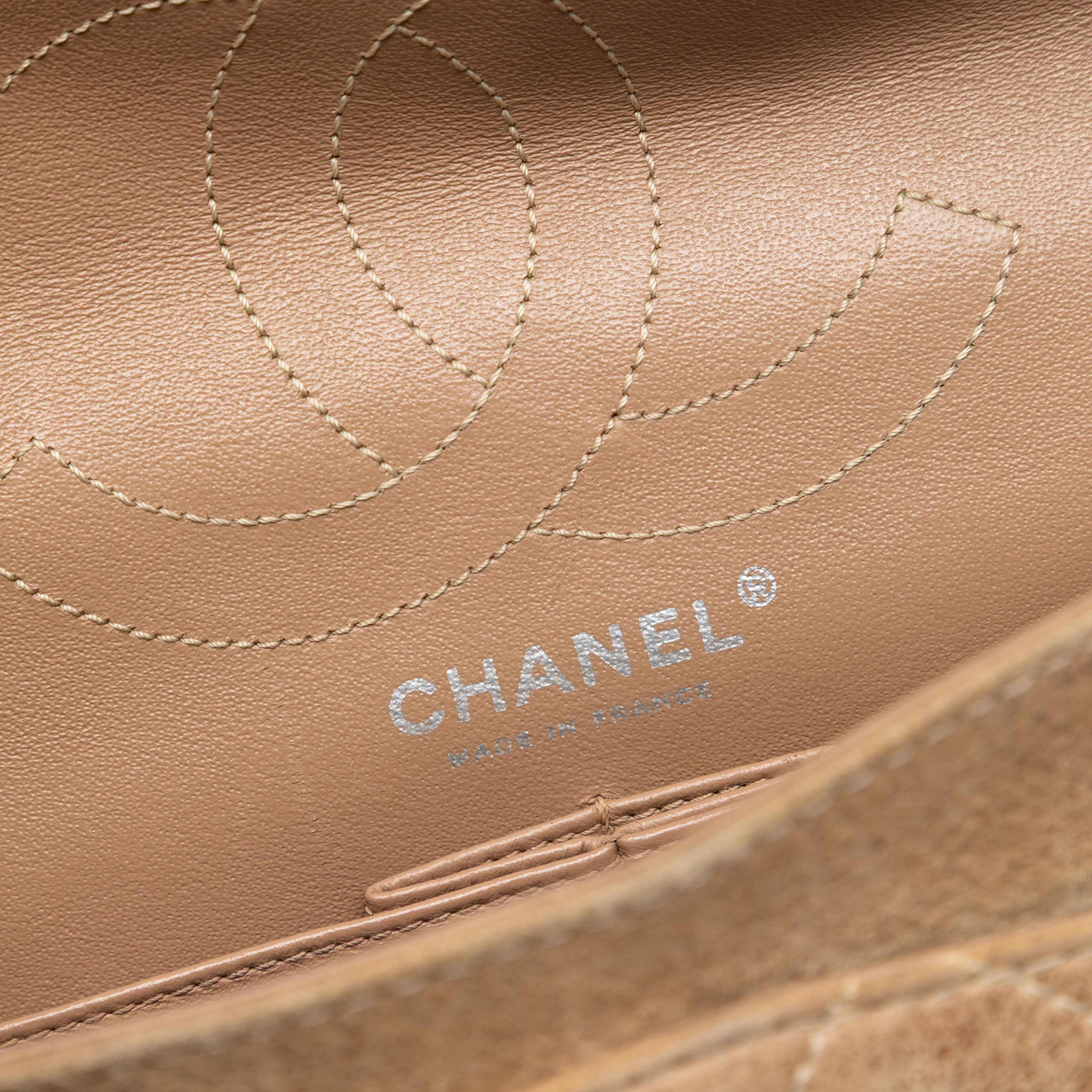 Chanel Reissue 2.55 Aged Metallic Calfskin Double Flap 227, från Luxclusif, i färgen brown. Klicka för att öppna bilden i stort format