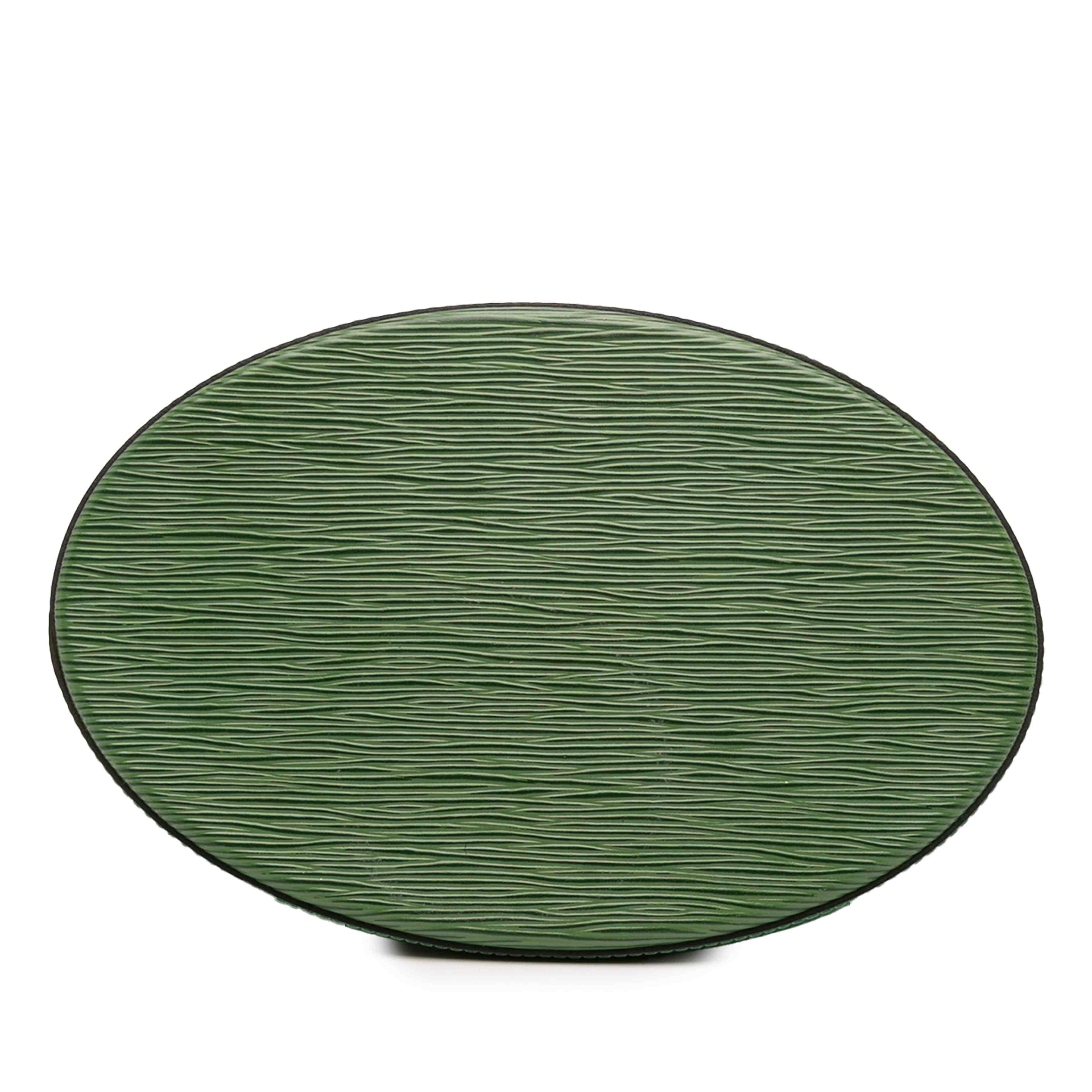 Louis Vuitton Epi Cluny, från Luxclusif, i färgen green. Klicka för att öppna bilden i stort format