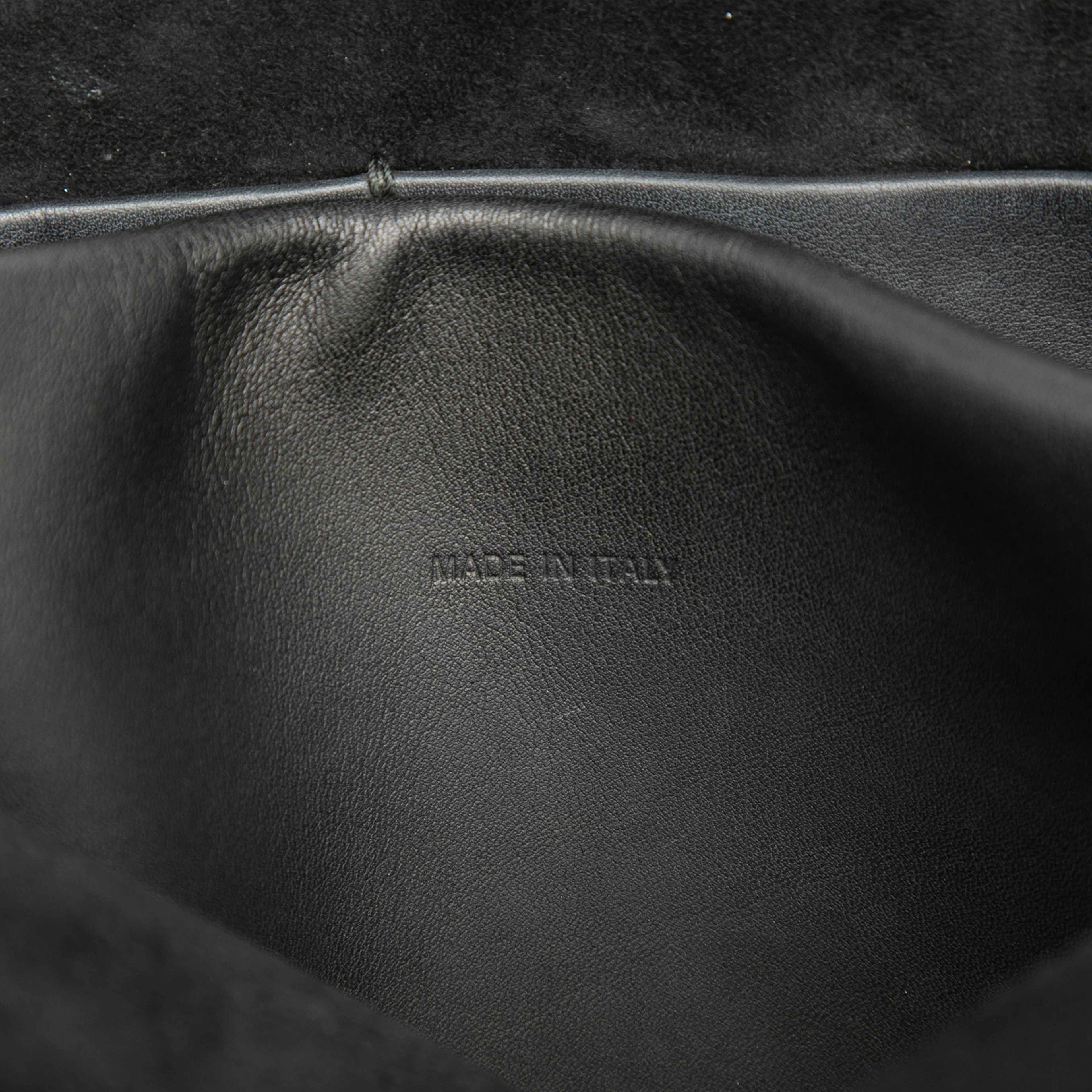 Dior Ultra Matte Calfskin Jadior Chain Flap, från Luxclusif, i färgen black. Klicka för att öppna bilden i stort format