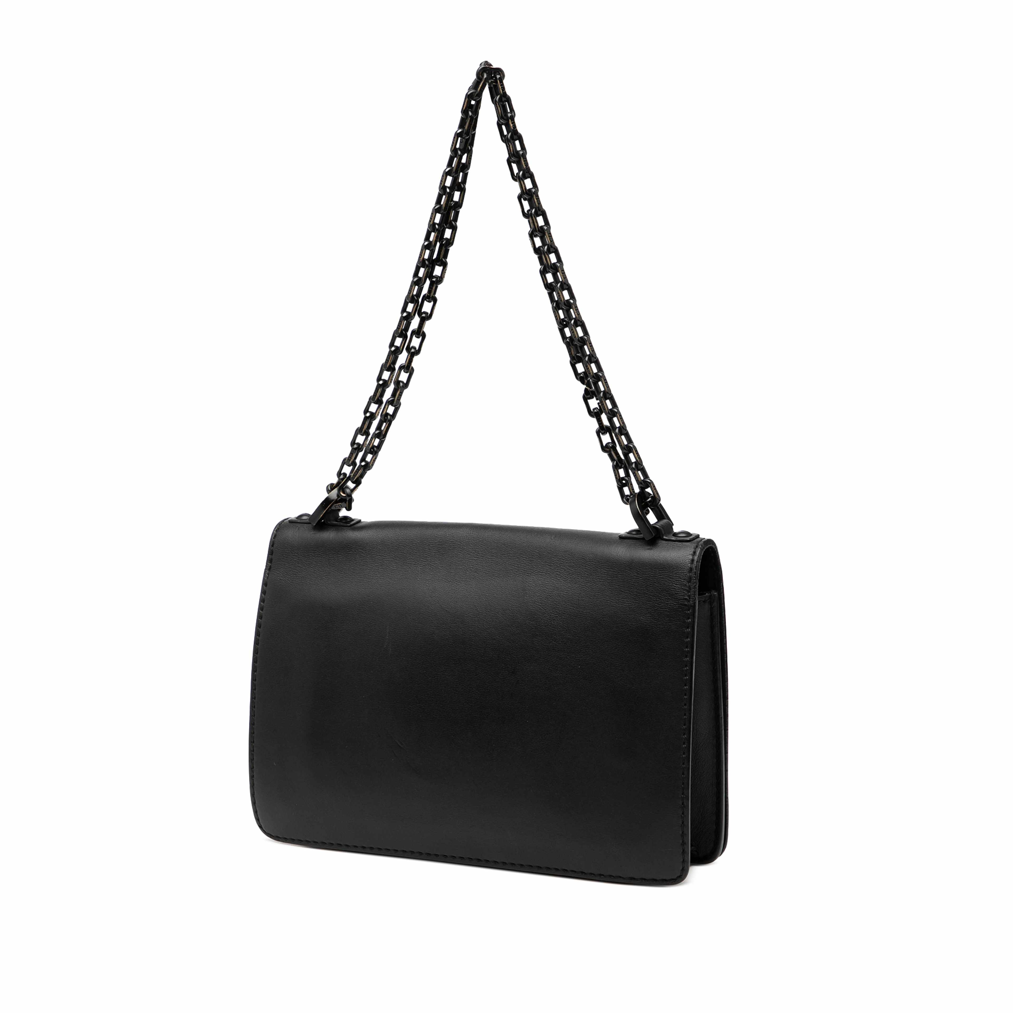 Dior Ultra Matte Calfskin Jadior Chain Flap, från Luxclusif, i färgen black. Klicka för att öppna bilden i stort format
