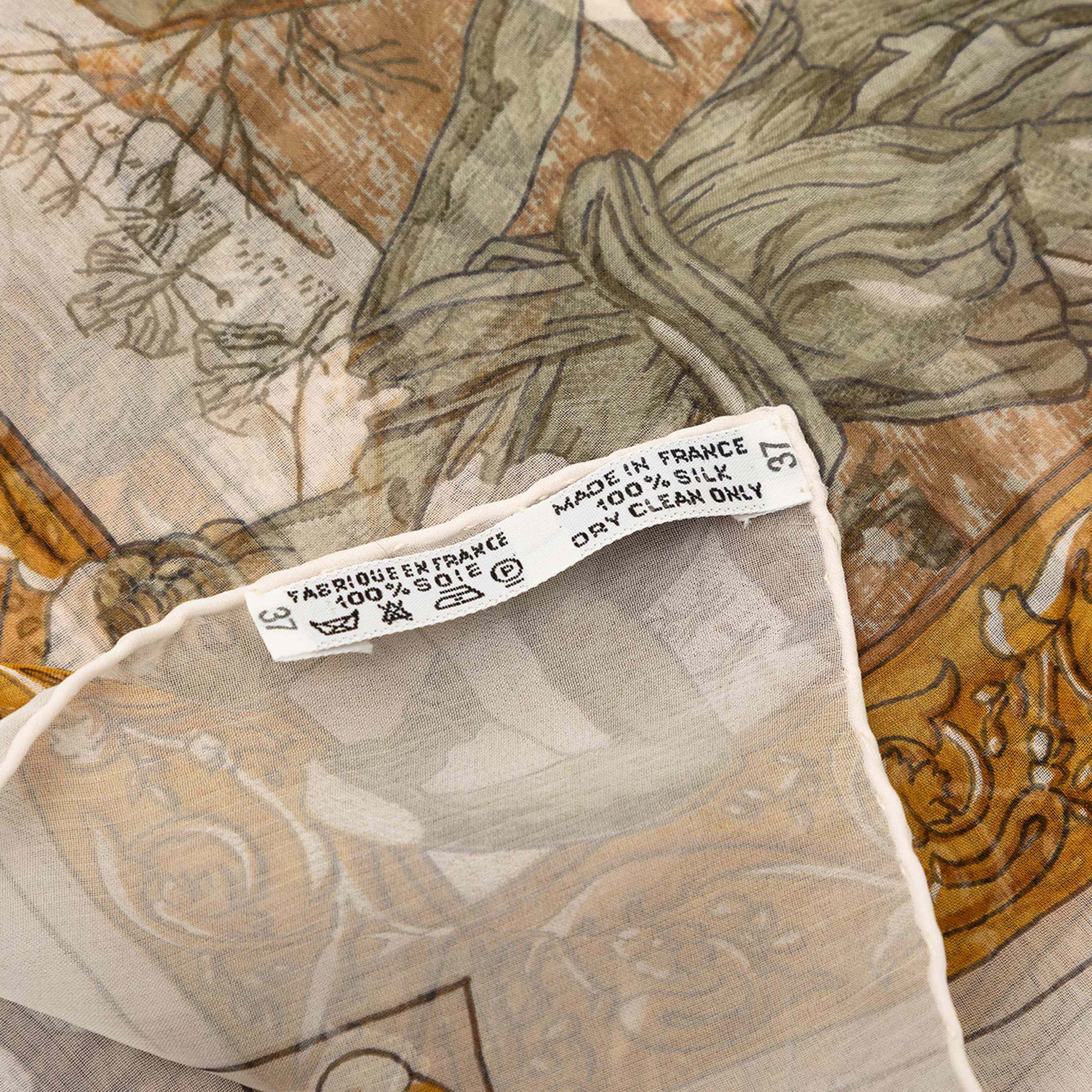 Hermès L'hiver Silk Scarf 90, från Luxclusif, i färgen light beige. Klicka för att öppna bilden i stort format