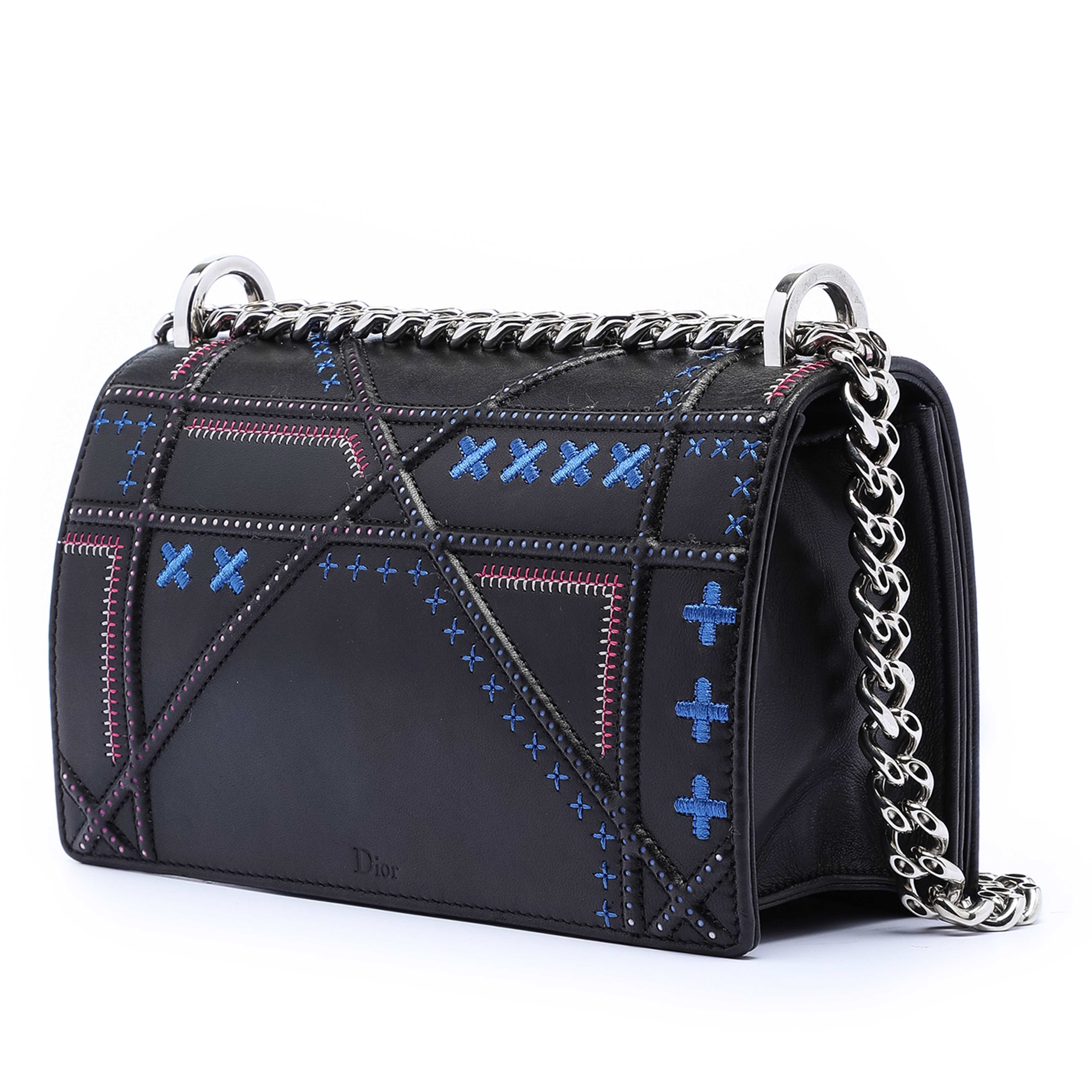 Dior Medium Calfskin Stitch Diorama Flap, från Luxclusif, i färgen black. Klicka för att öppna bilden i stort format