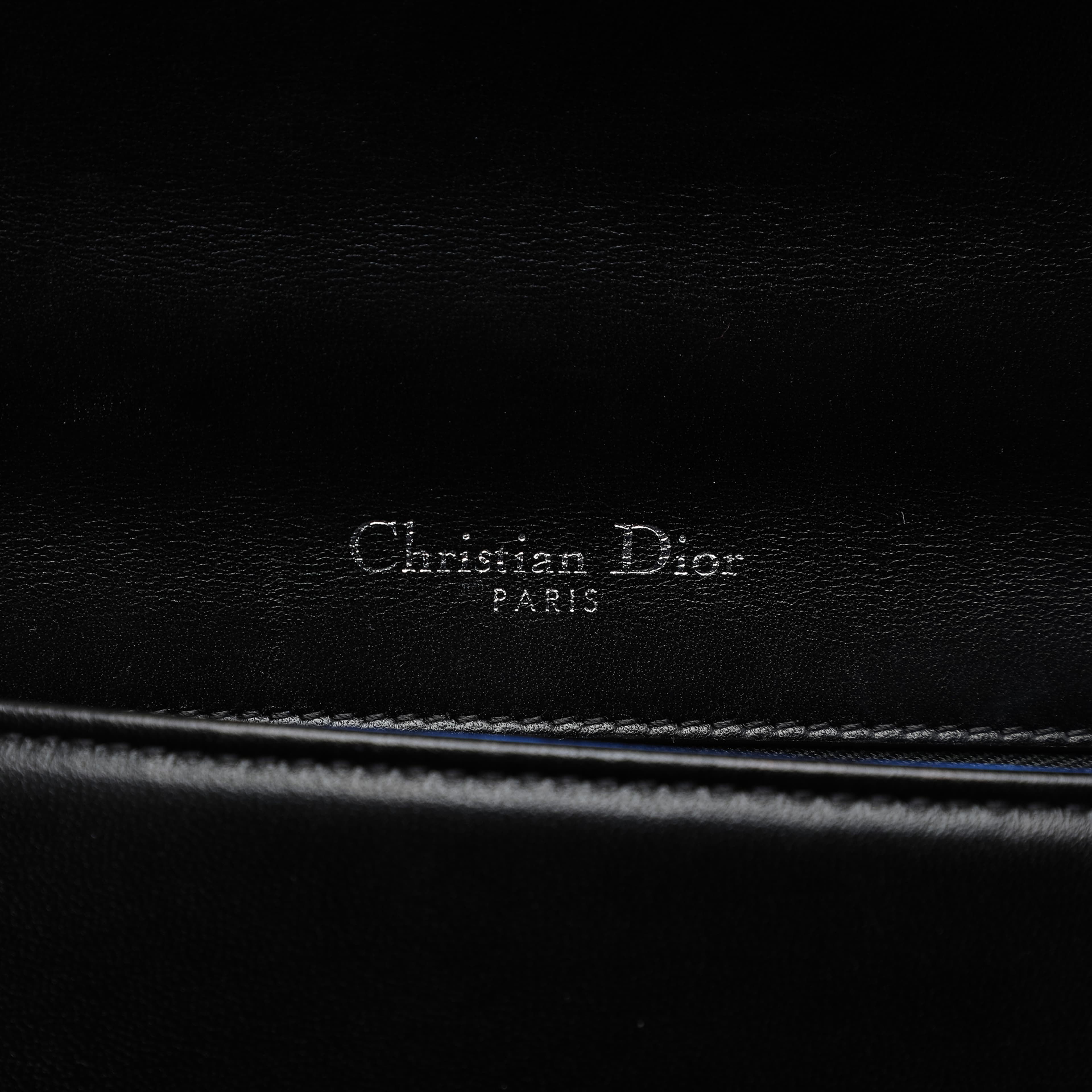 Dior Medium Calfskin Stitch Diorama Flap, från Luxclusif, i färgen black. Klicka för att öppna bilden i stort format