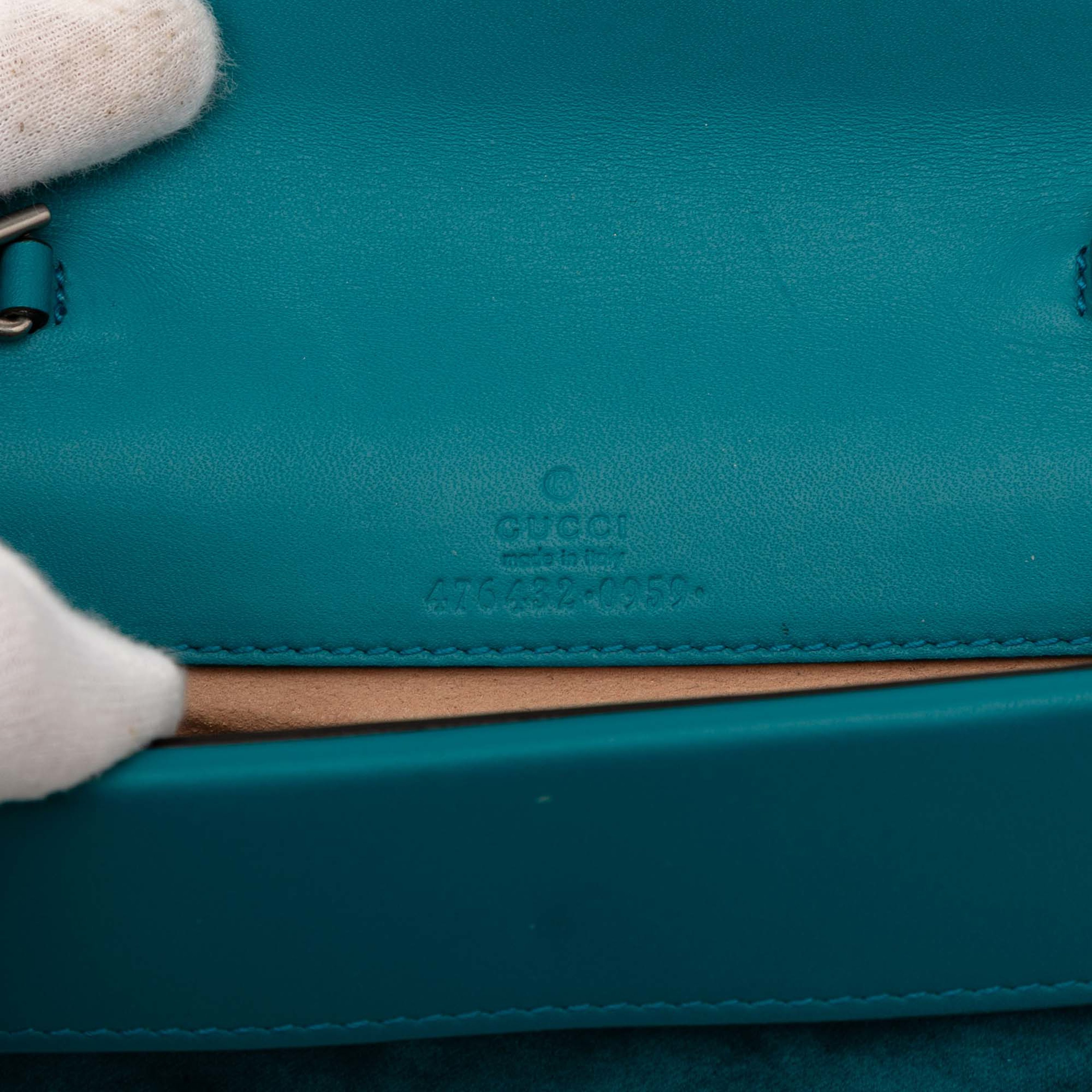 Gucci Mini Velvet Dionysus Crossbody, från Luxclusif, i färgen blue. Klicka för att öppna bilden i stort format