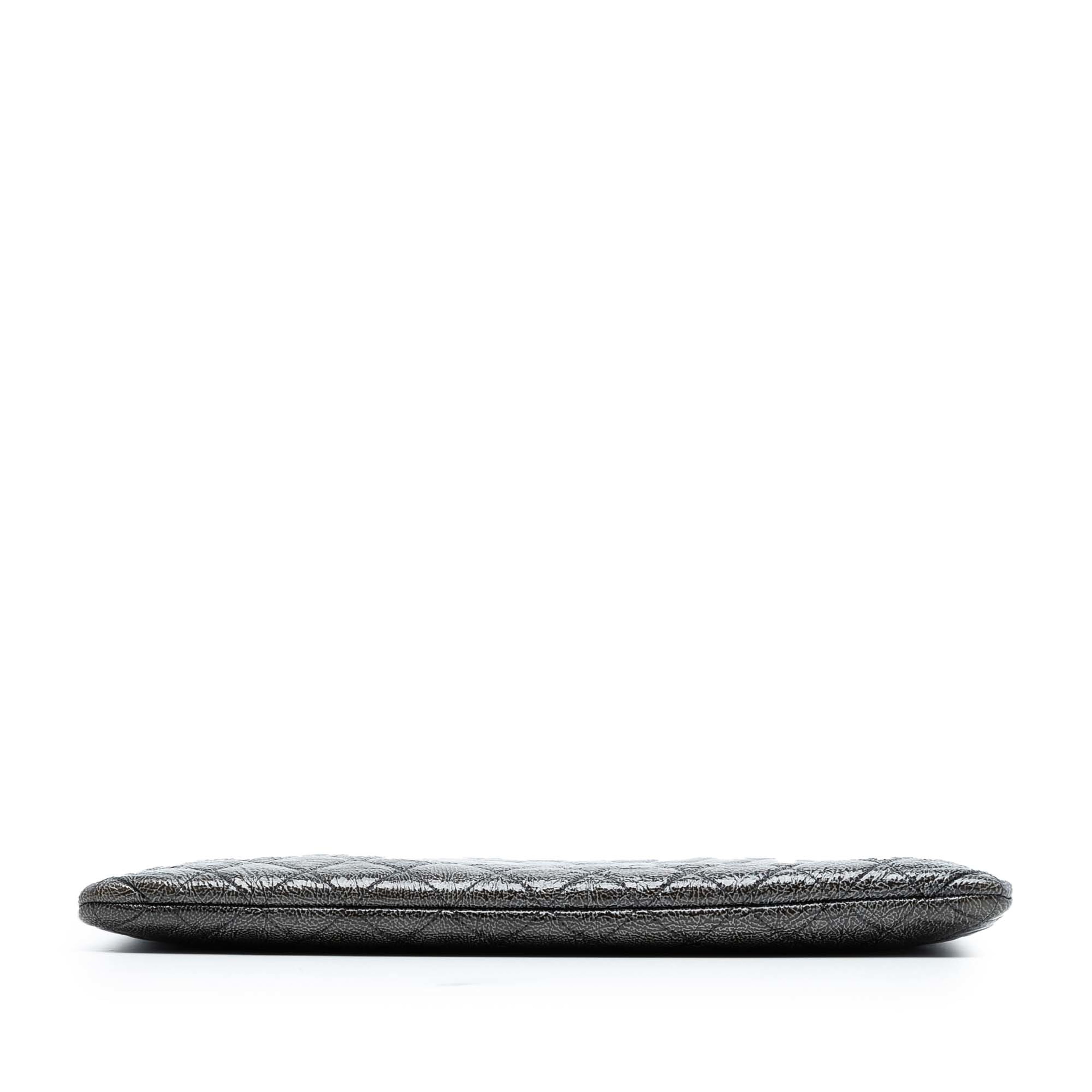 Chanel Large Crinkled Patent O Case Clutch, från Luxclusif, i färgen dark gray. Klicka för att öppna bilden i stort format