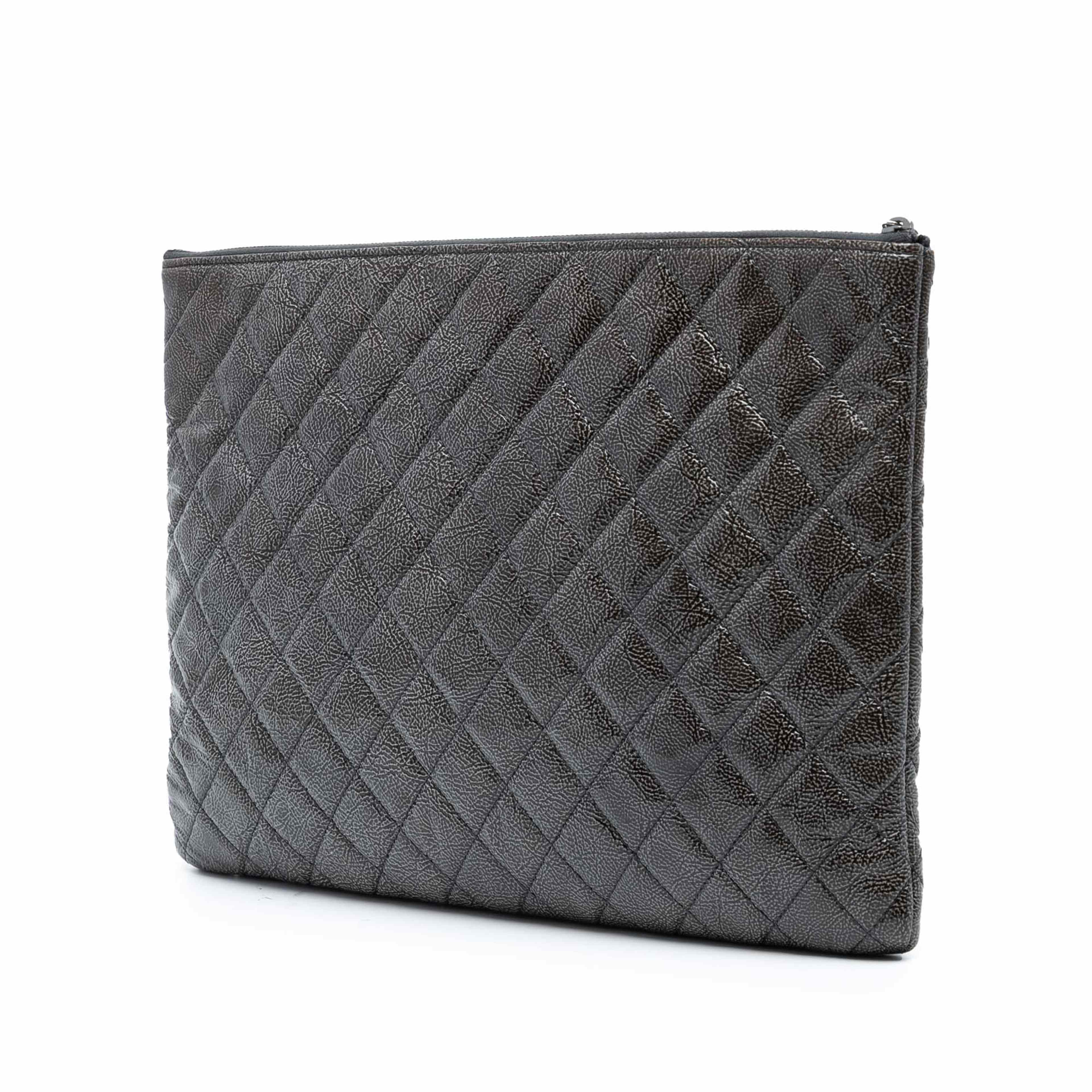 Chanel Large Crinkled Patent O Case Clutch, från Luxclusif, i färgen dark gray. Klicka för att öppna bilden i stort format