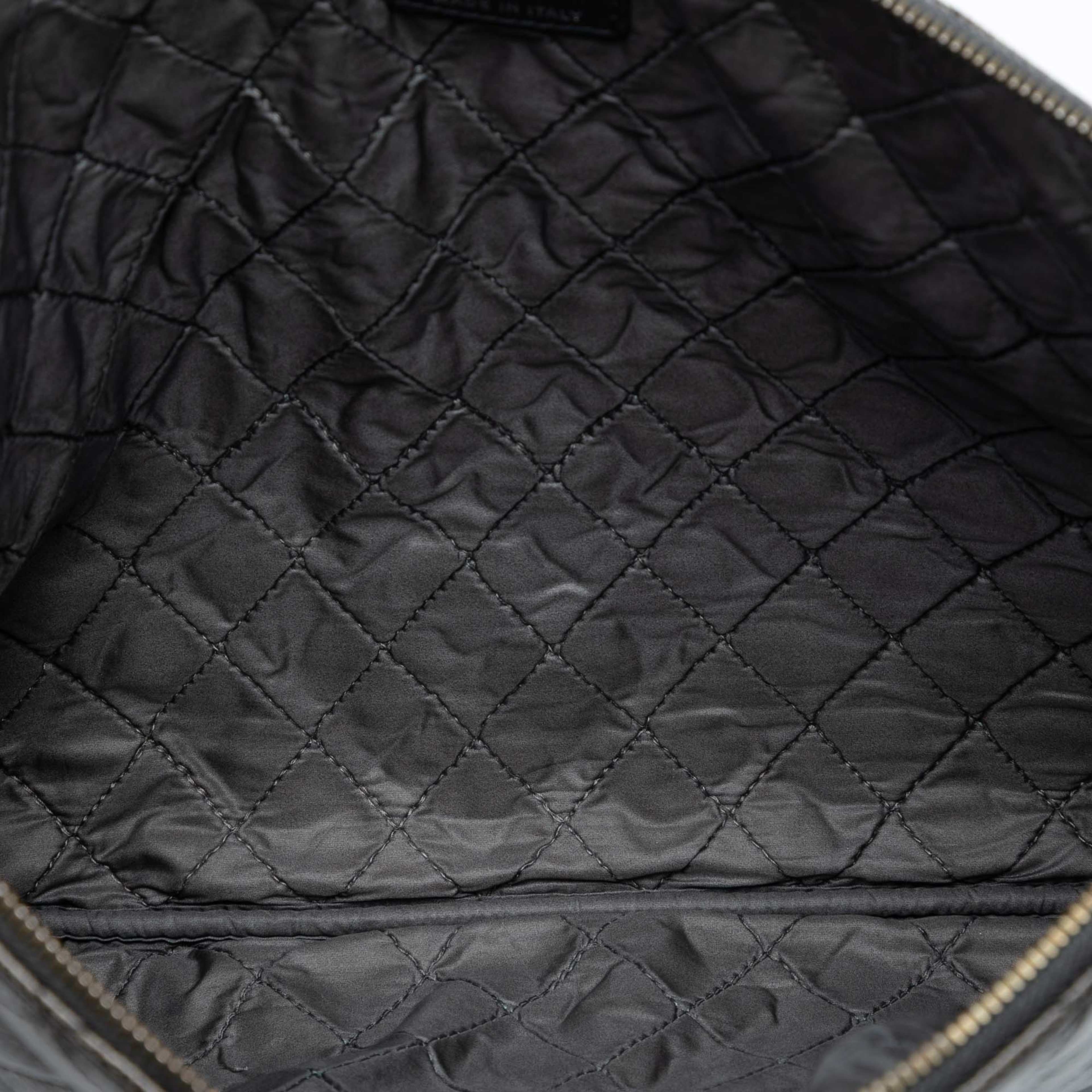 Chanel Large Crinkled Patent O Case Clutch, från Luxclusif, i färgen dark gray. Klicka för att öppna bilden i stort format