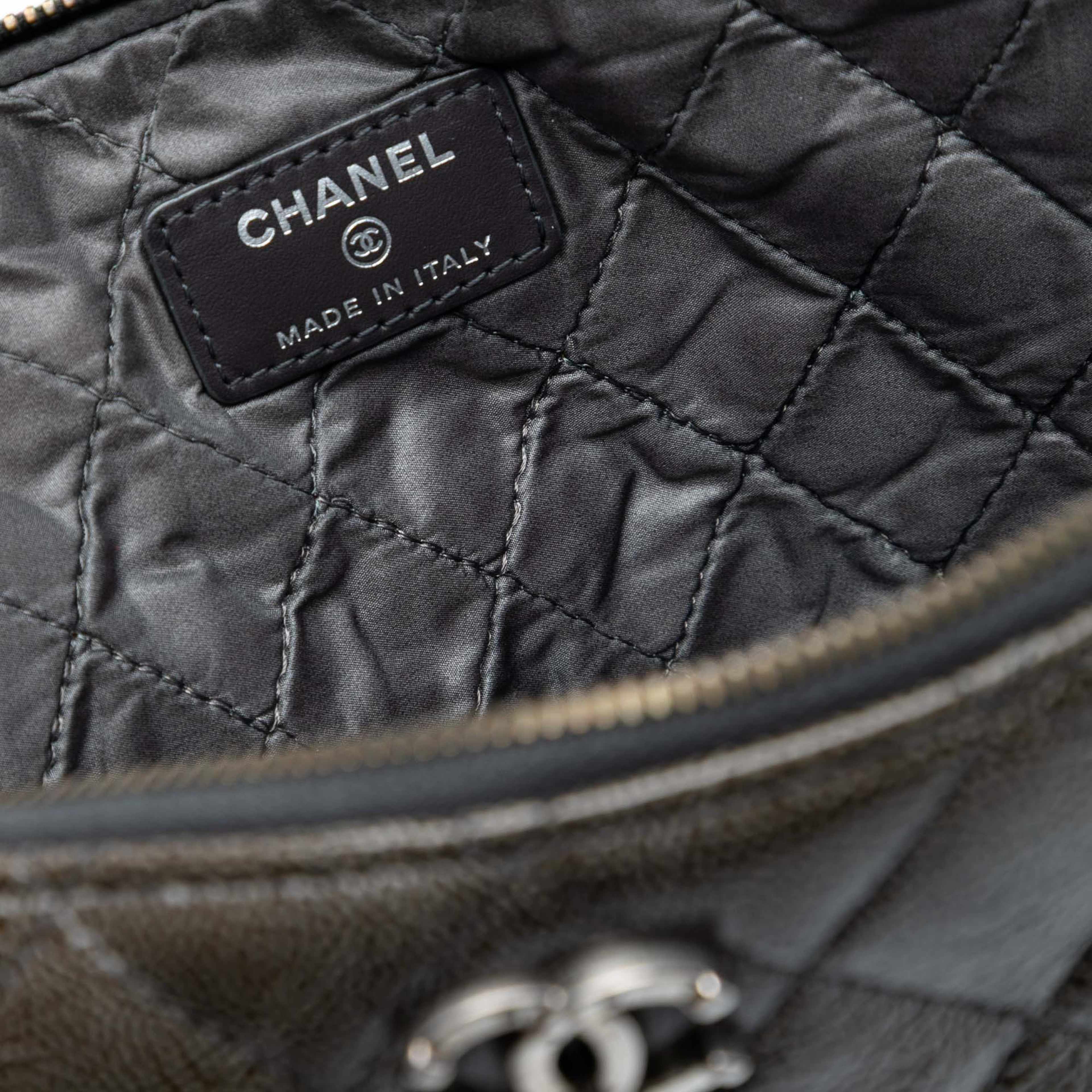 Chanel Large Crinkled Patent O Case Clutch, från Luxclusif, i färgen dark gray. Klicka för att öppna bilden i stort format