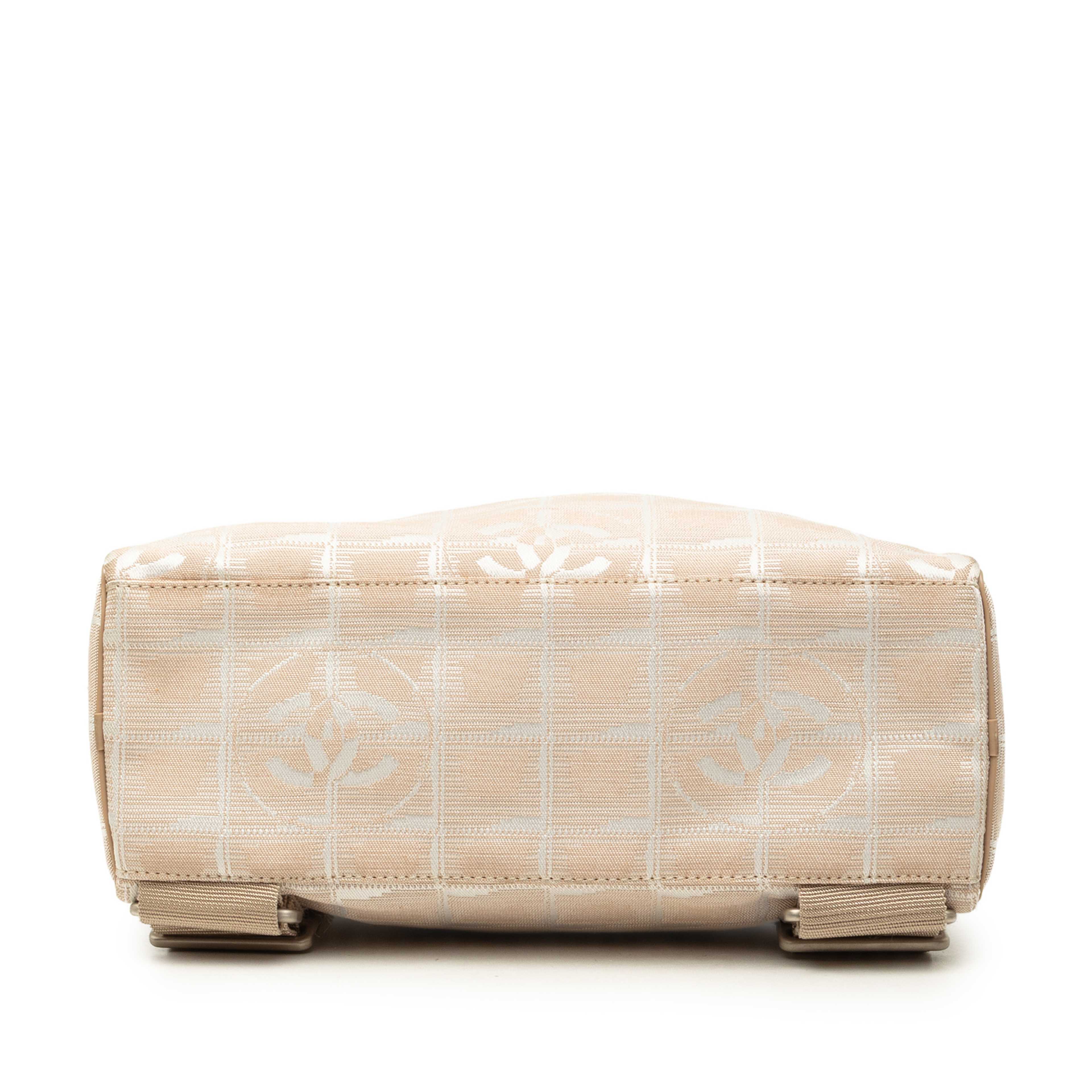 Chanel New Travel Line Nylon Backpack, från Luxclusif, i färgen beige. Klicka för att öppna bilden i stort format