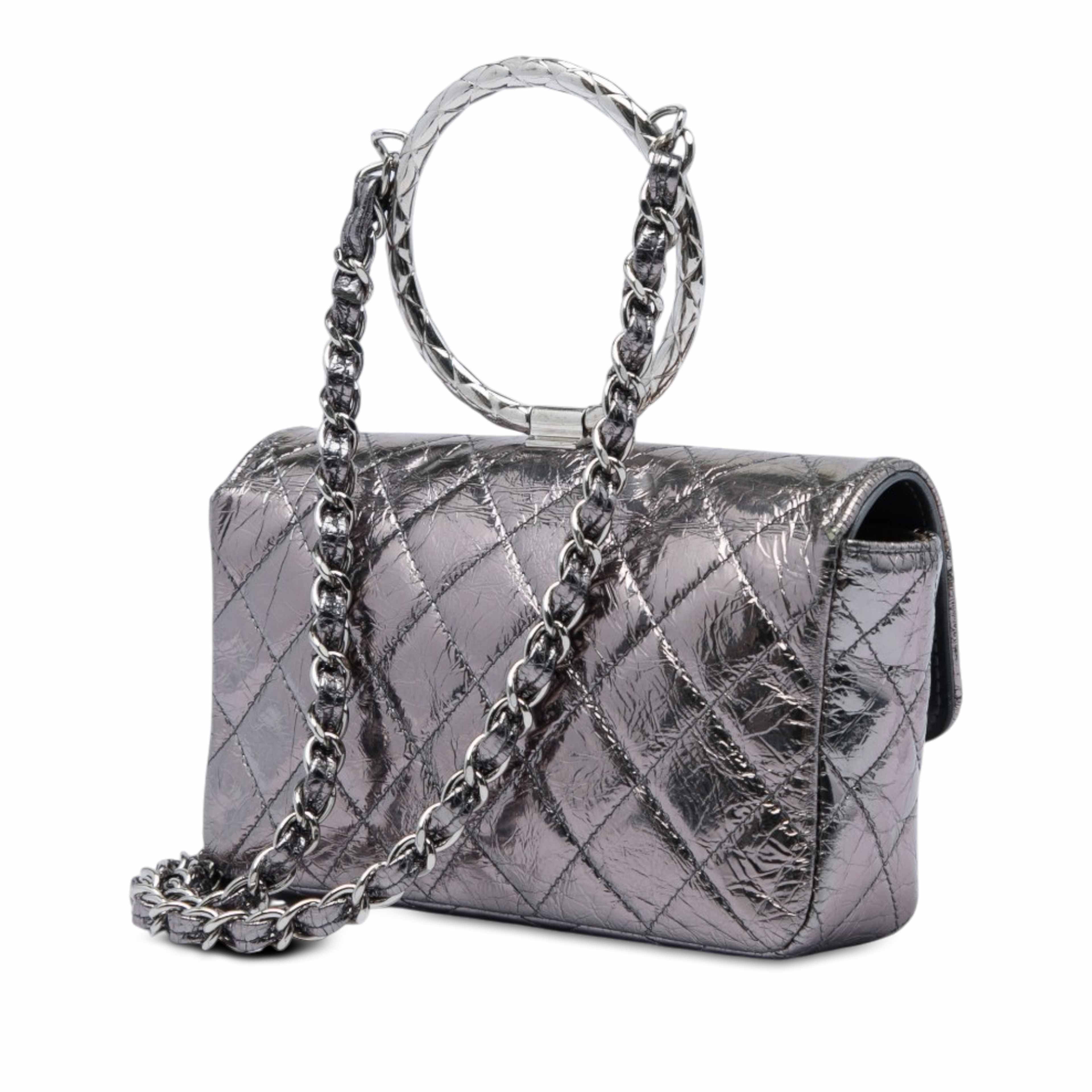 Chanel Mini Quilted Metallic Crumpled Calfskin Ring Top Handle Flap, från Luxclusif, i färgen silver. Klicka för att öppna bilden i stort format
