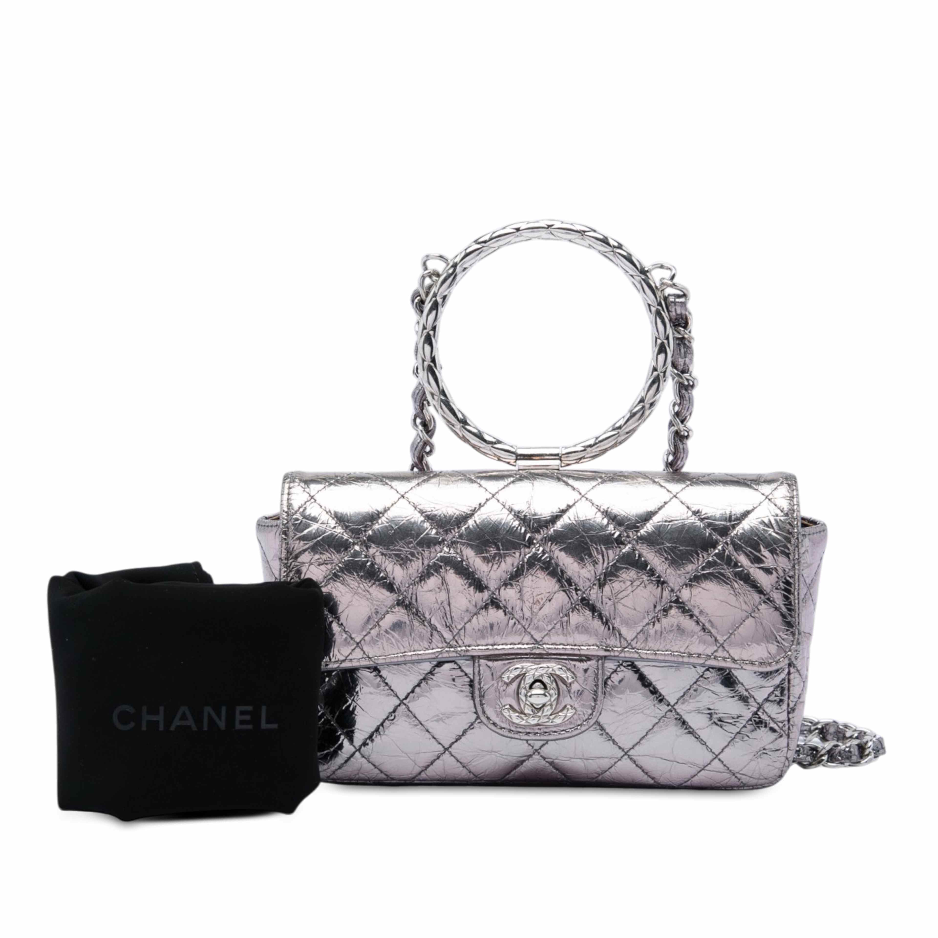 Chanel Mini Quilted Metallic Crumpled Calfskin Ring Top Handle Flap, från Luxclusif, i färgen silver. Klicka för att öppna bilden i stort format