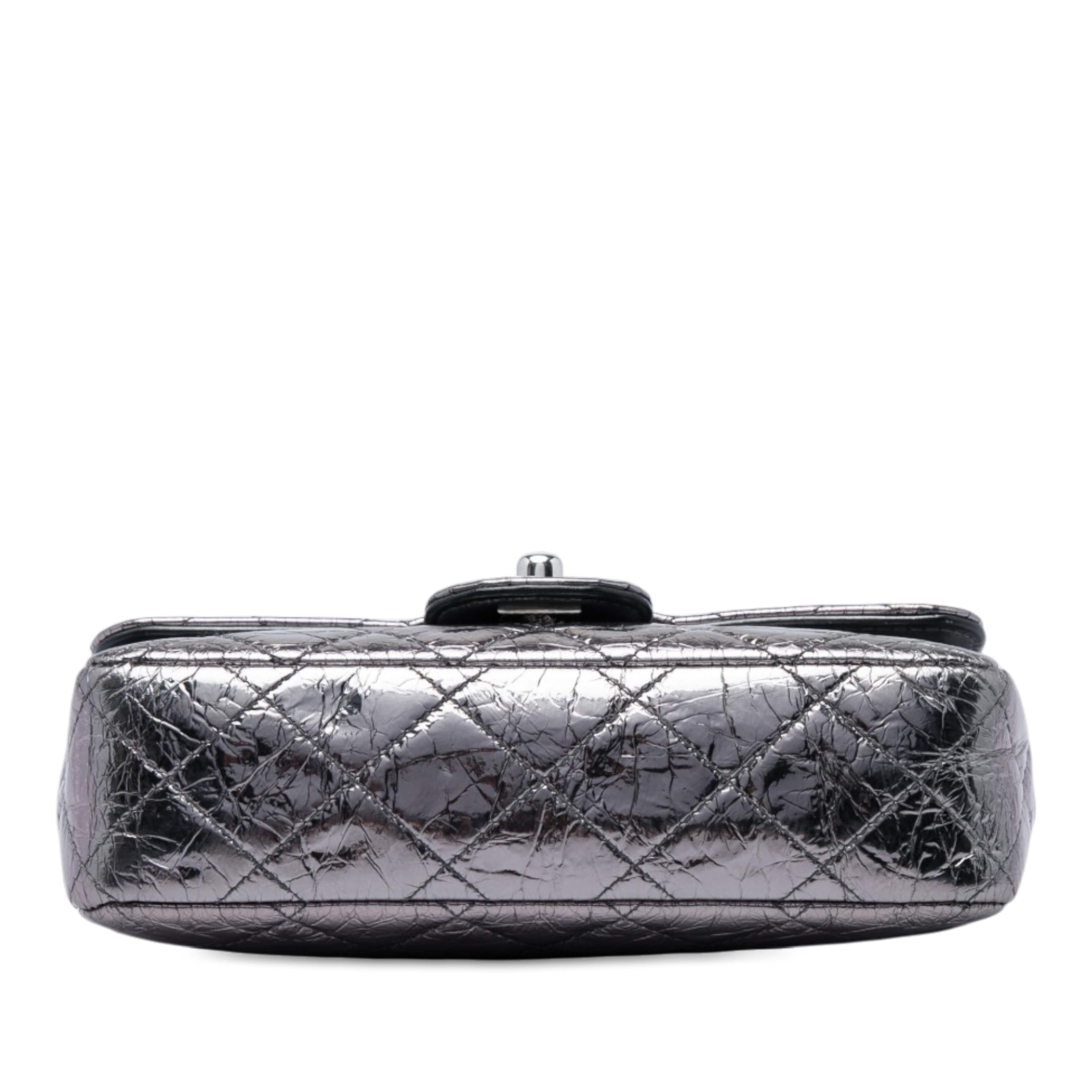 Chanel Mini Quilted Metallic Crumpled Calfskin Ring Top Handle Flap, från Luxclusif, i färgen silver. Klicka för att öppna bilden i stort format