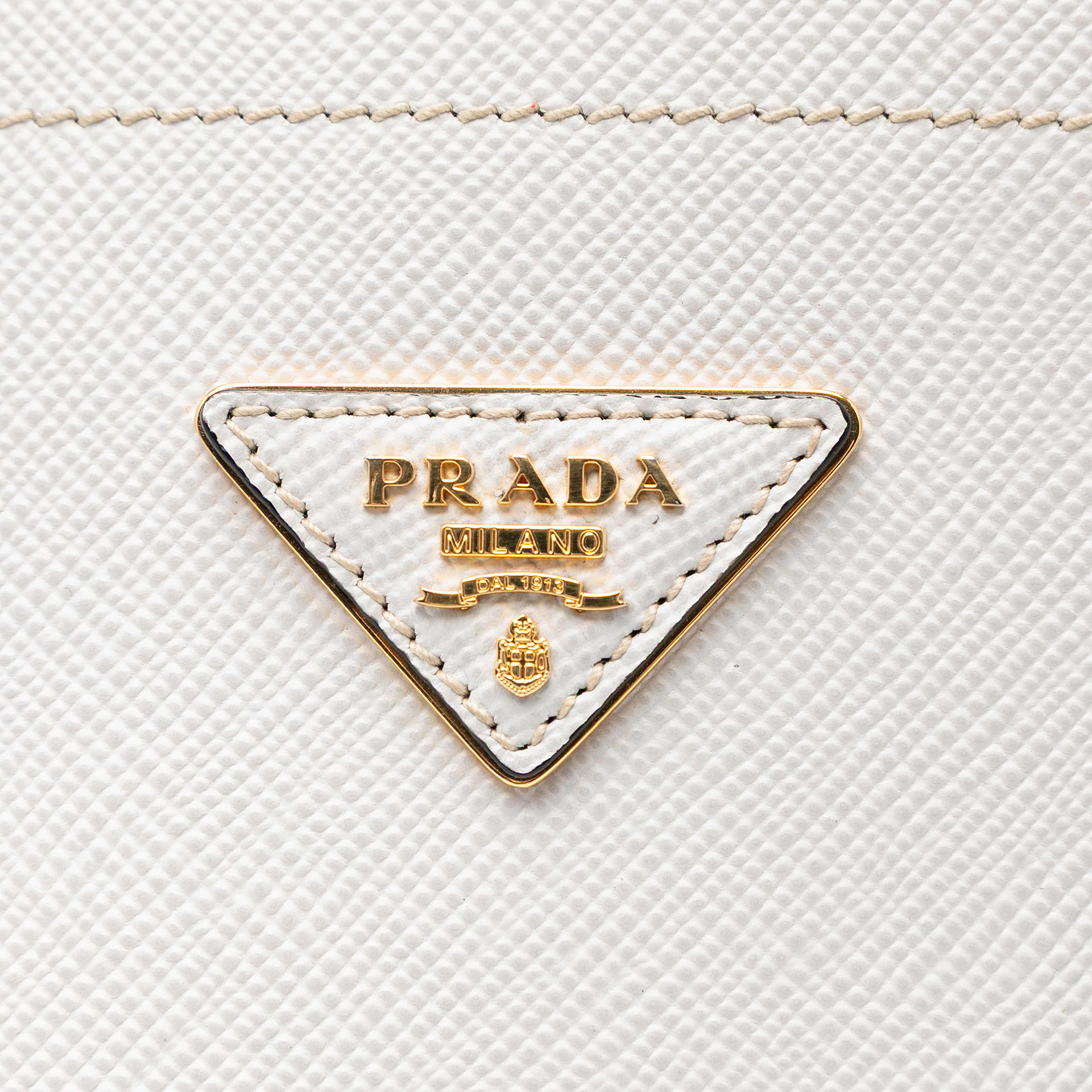 Prada Large Saffiano Cuir Double Satchel, från Luxclusif, i färgen white. Klicka för att öppna bilden i stort format