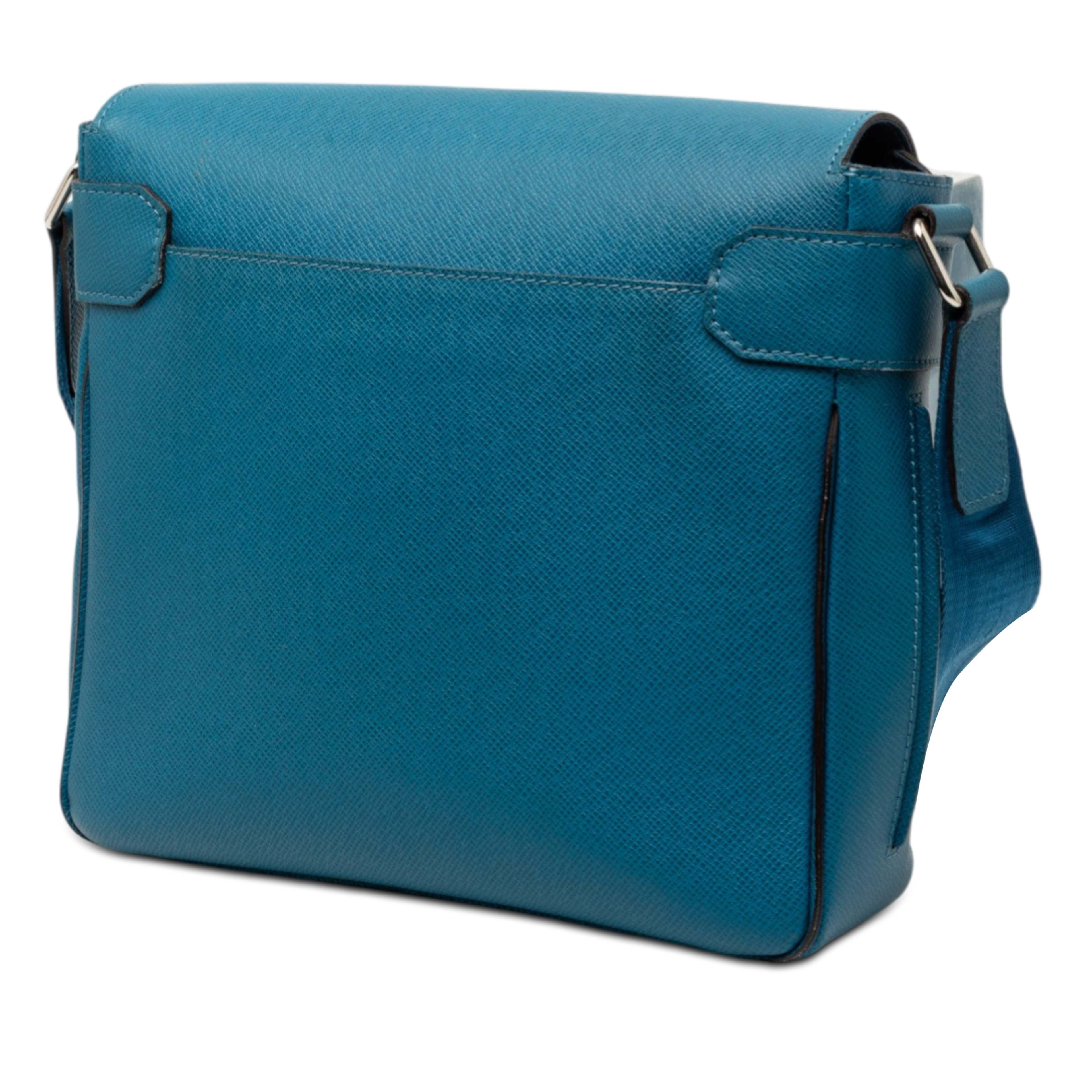 Louis Vuitton Taiga Roman Pm, från Luxclusif, i färgen blue. Klicka för att öppna bilden i stort format