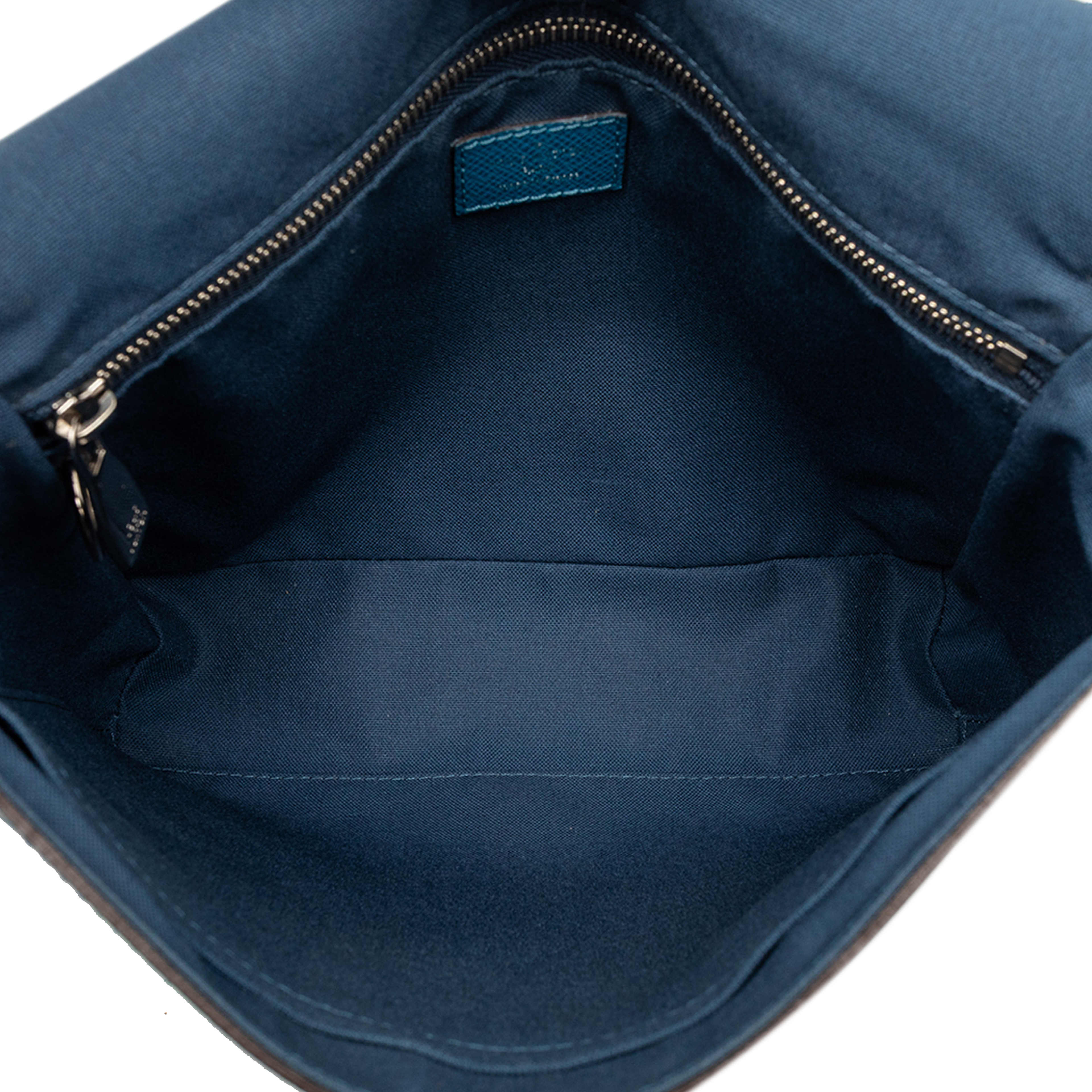 Louis Vuitton Taiga Roman Pm, från Luxclusif, i färgen blue. Klicka för att öppna bilden i stort format