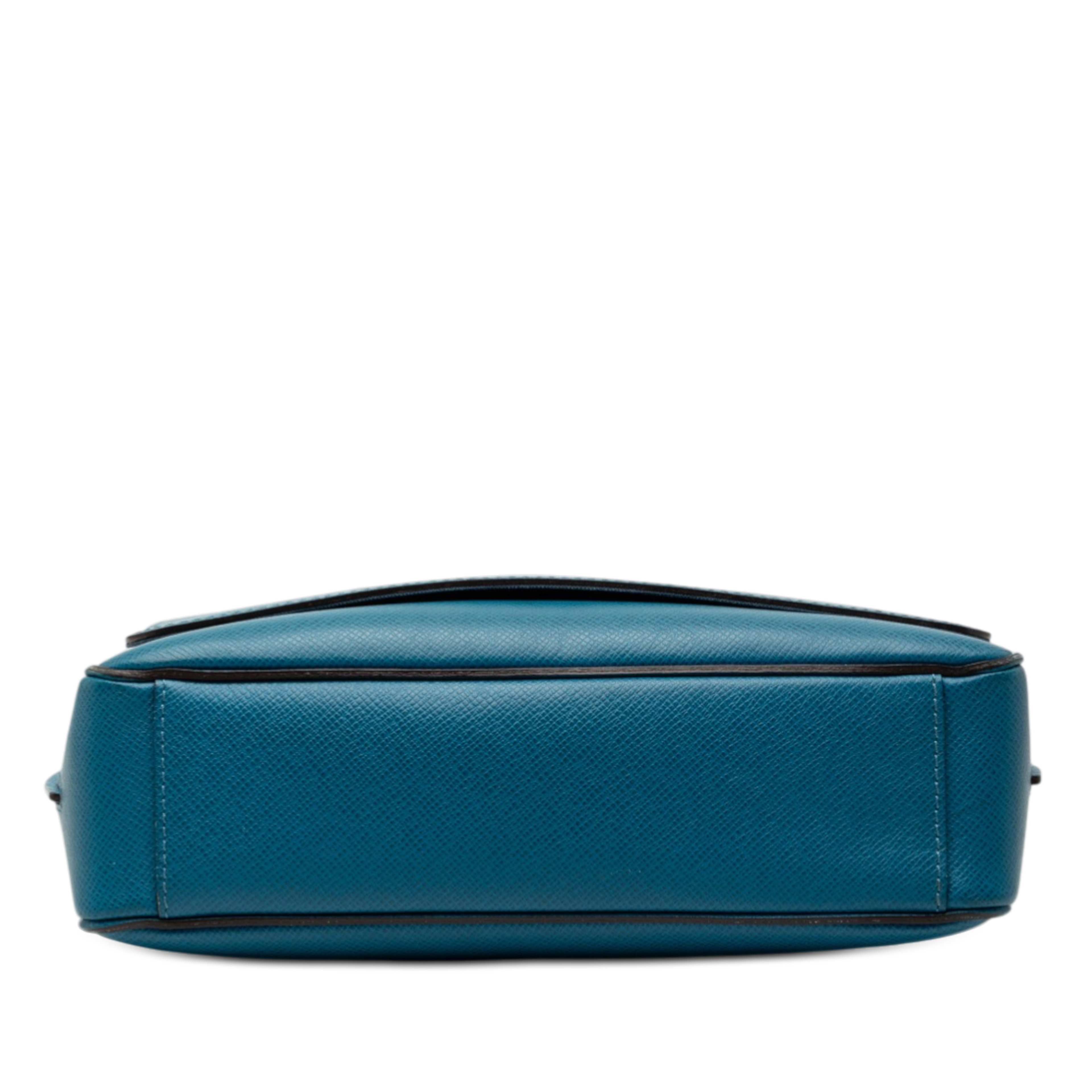 Louis Vuitton Taiga Roman Pm, från Luxclusif, i färgen blue. Klicka för att öppna bilden i stort format