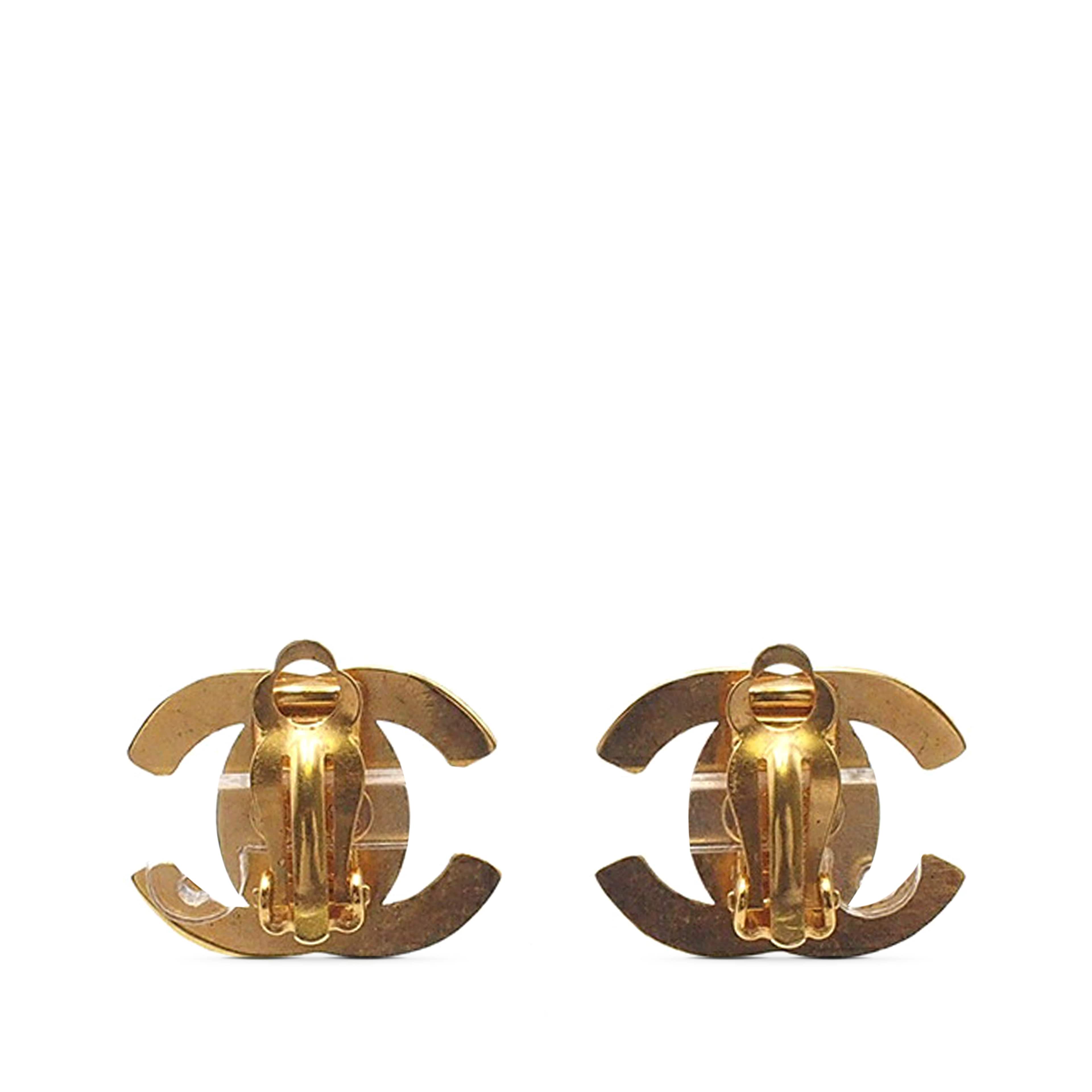 Chanel Gold Plated Cc Turn Lock Clip On Earrings, från Luxclusif, i färgen gold. Klicka för att öppna bilden i stort format