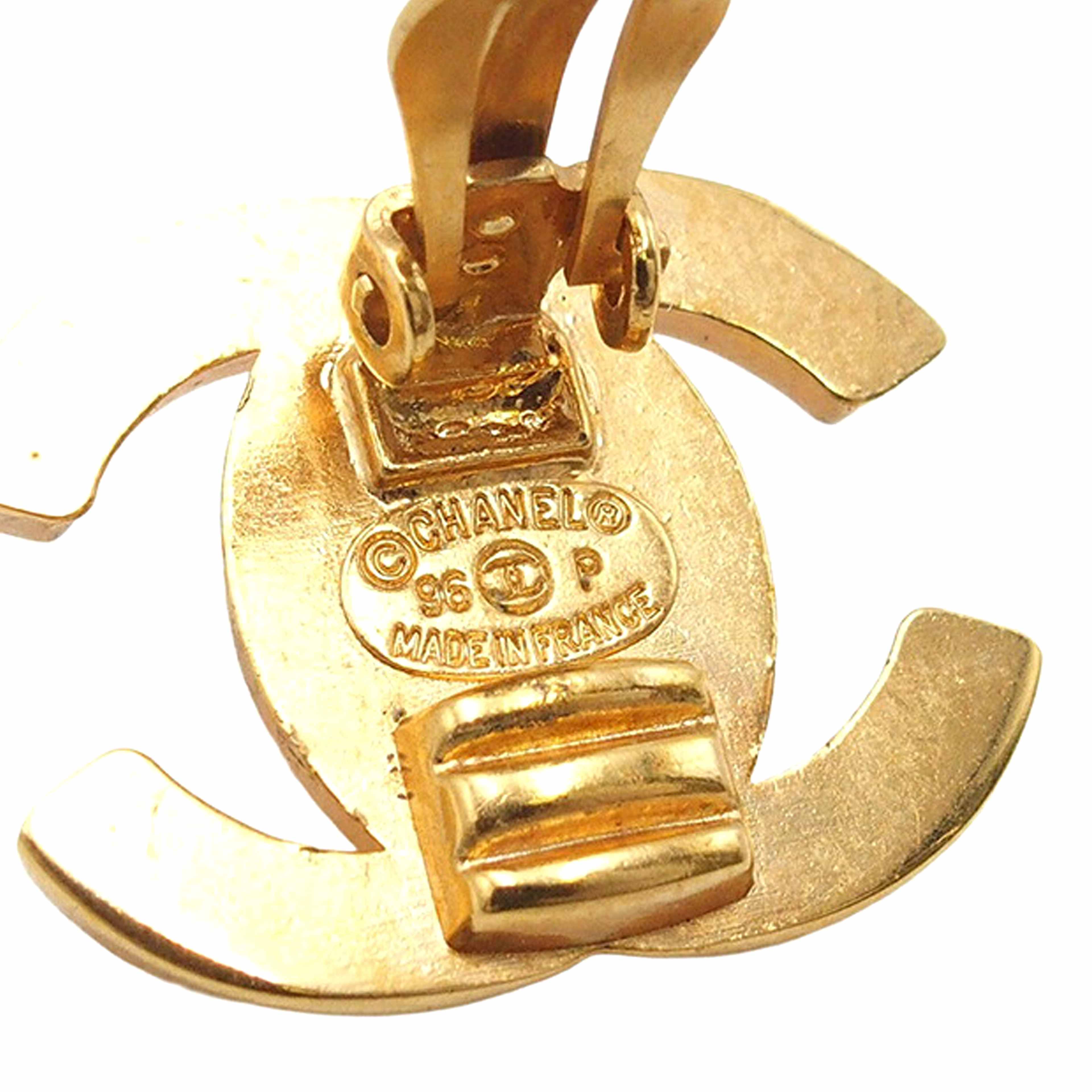 Chanel Gold Plated Cc Turn Lock Clip On Earrings, från Luxclusif, i färgen gold. Klicka för att öppna bilden i stort format