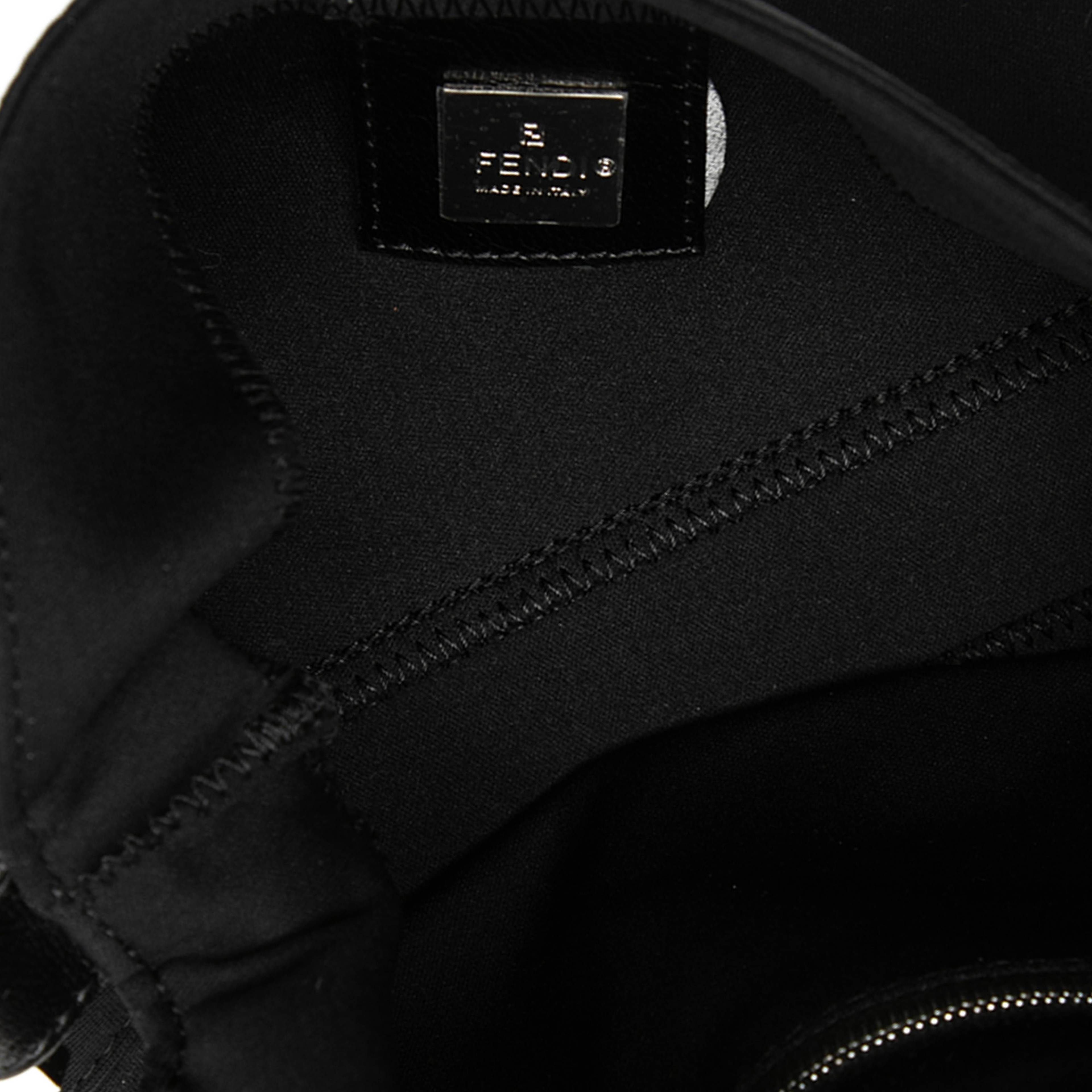 Fendi Neoprene Baguette, från Luxclusif, i färgen black. Klicka för att öppna bilden i stort format