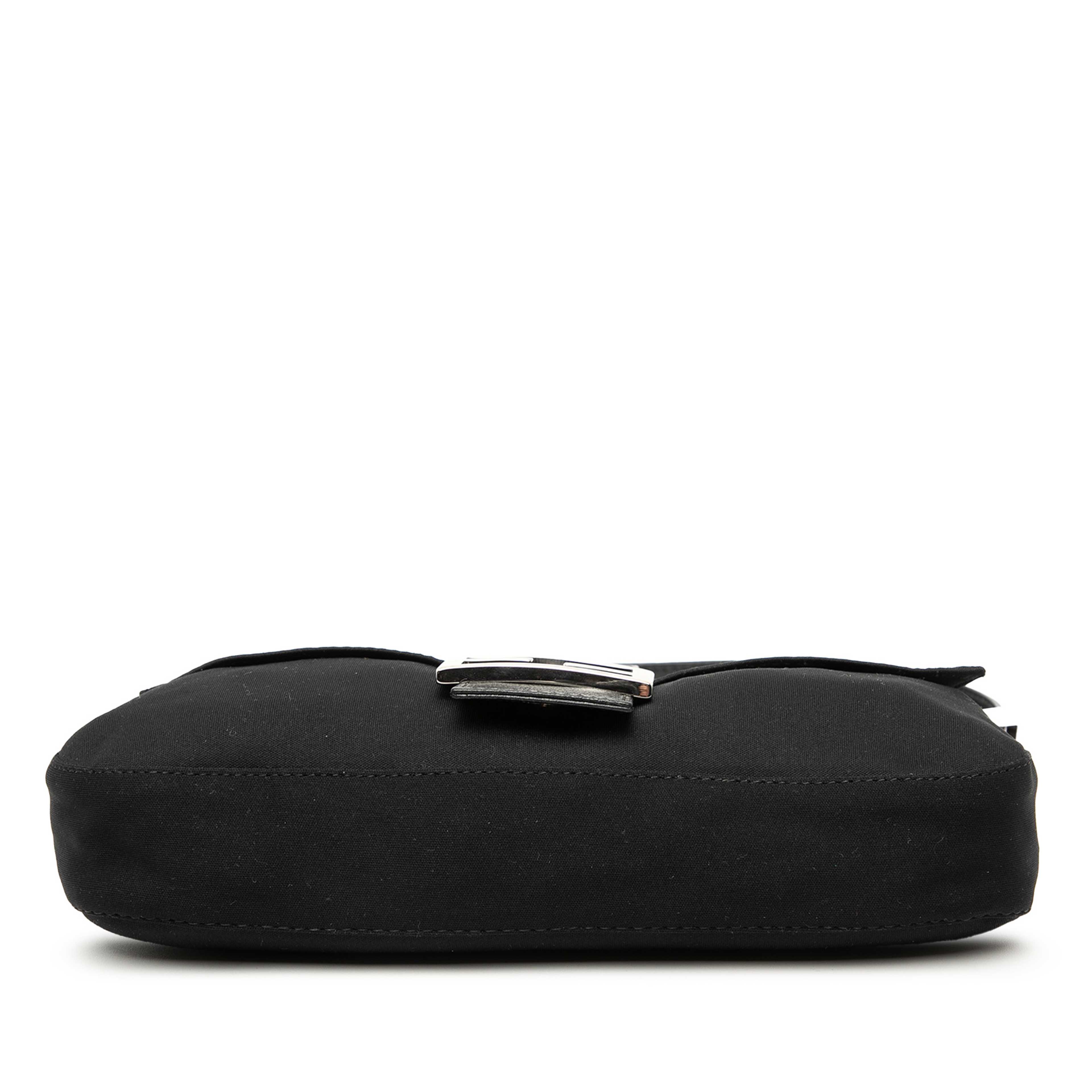 Fendi Neoprene Baguette, från Luxclusif, i färgen black. Klicka för att öppna bilden i stort format