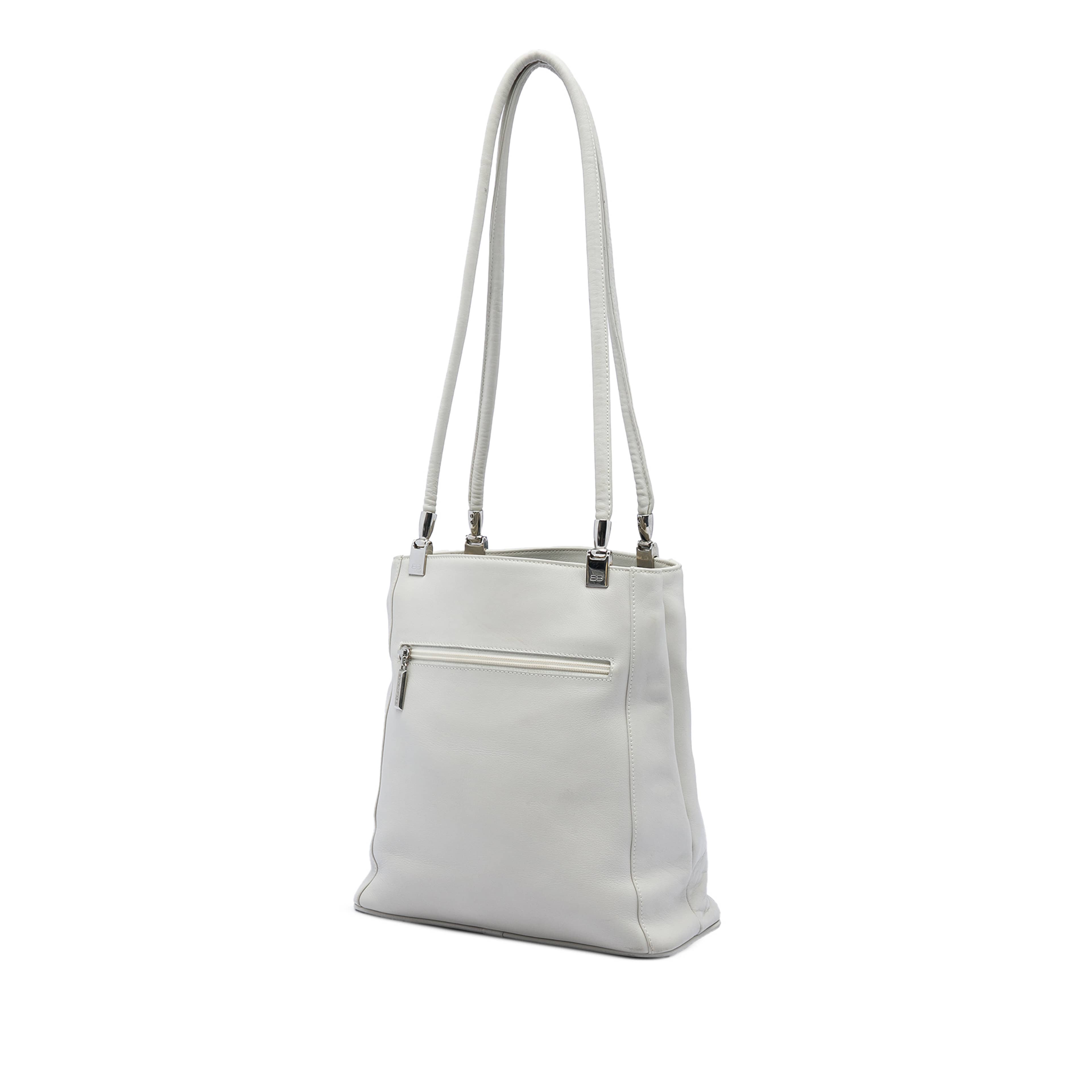 Balenciaga Soft Leather Shopper Tote, från Luxclusif, i färgen vit. Klicka för att öppna bilden i stort format