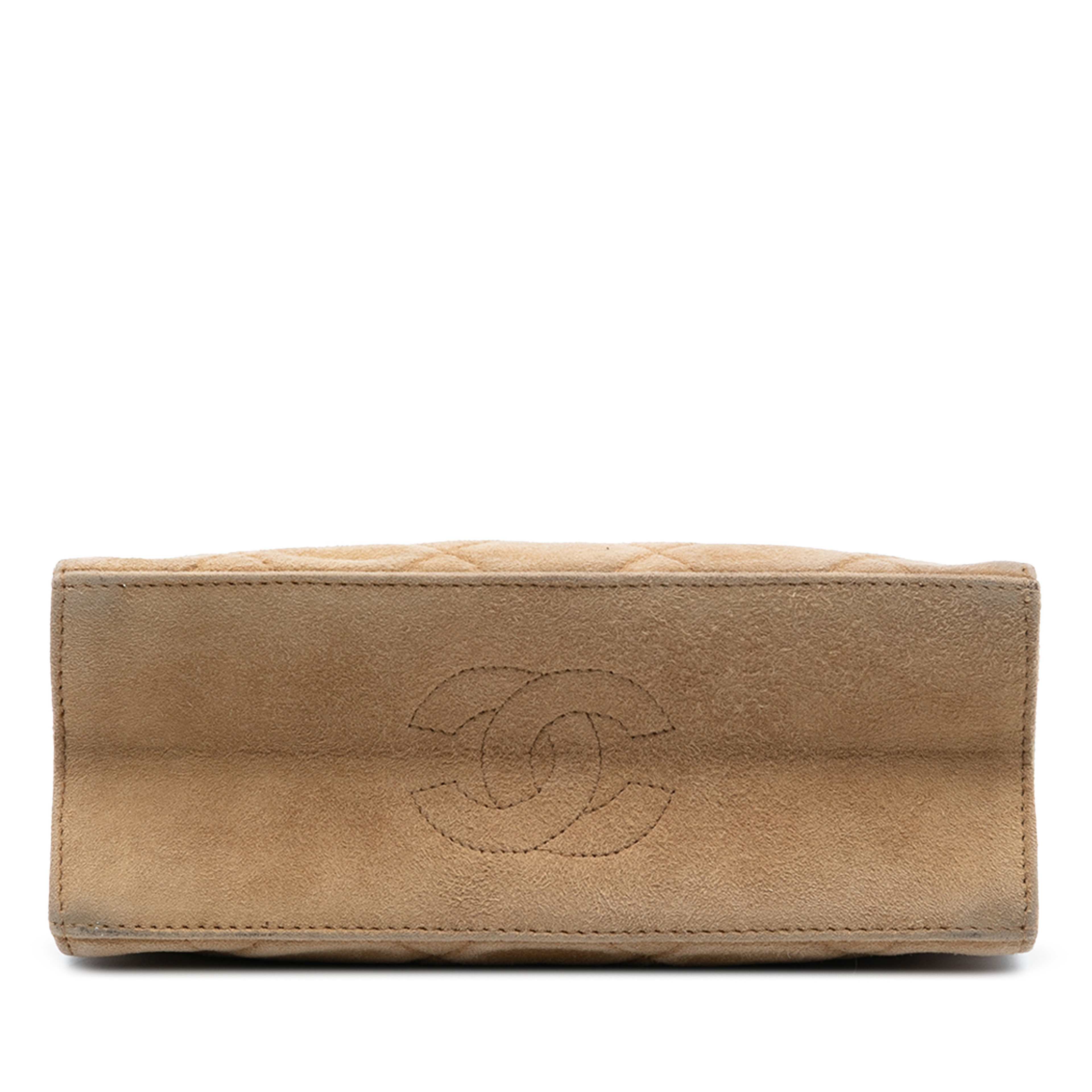 Chanel Cc Quilted Suede Kiss Lock Handbag, från Luxclusif, i färgen light brown. Klicka för att öppna bilden i stort format