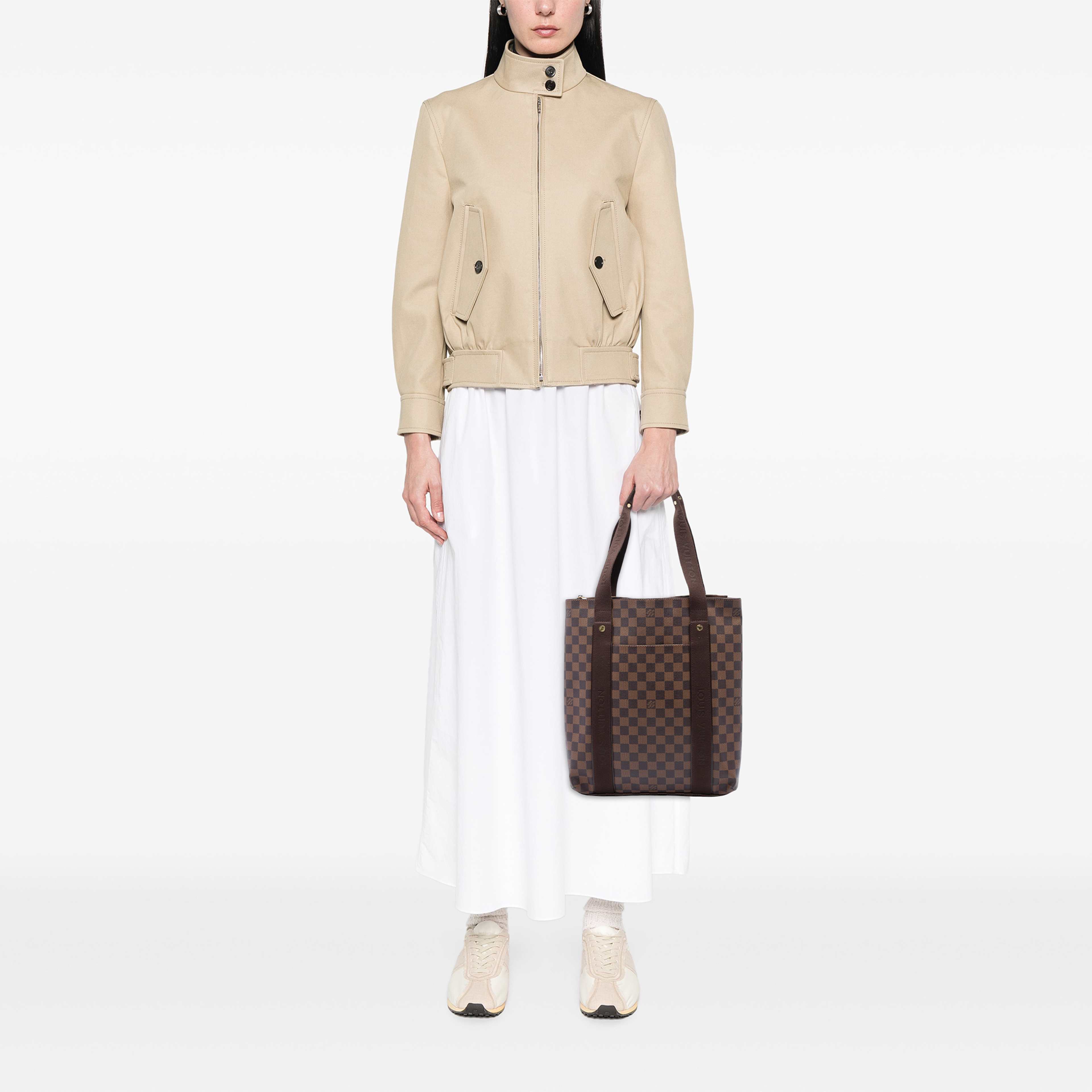 Louis Vuitton Damier Ebene Cabas Beaubourg, från Luxclusif, i färgen brun. Klicka för att öppna bilden i stort format