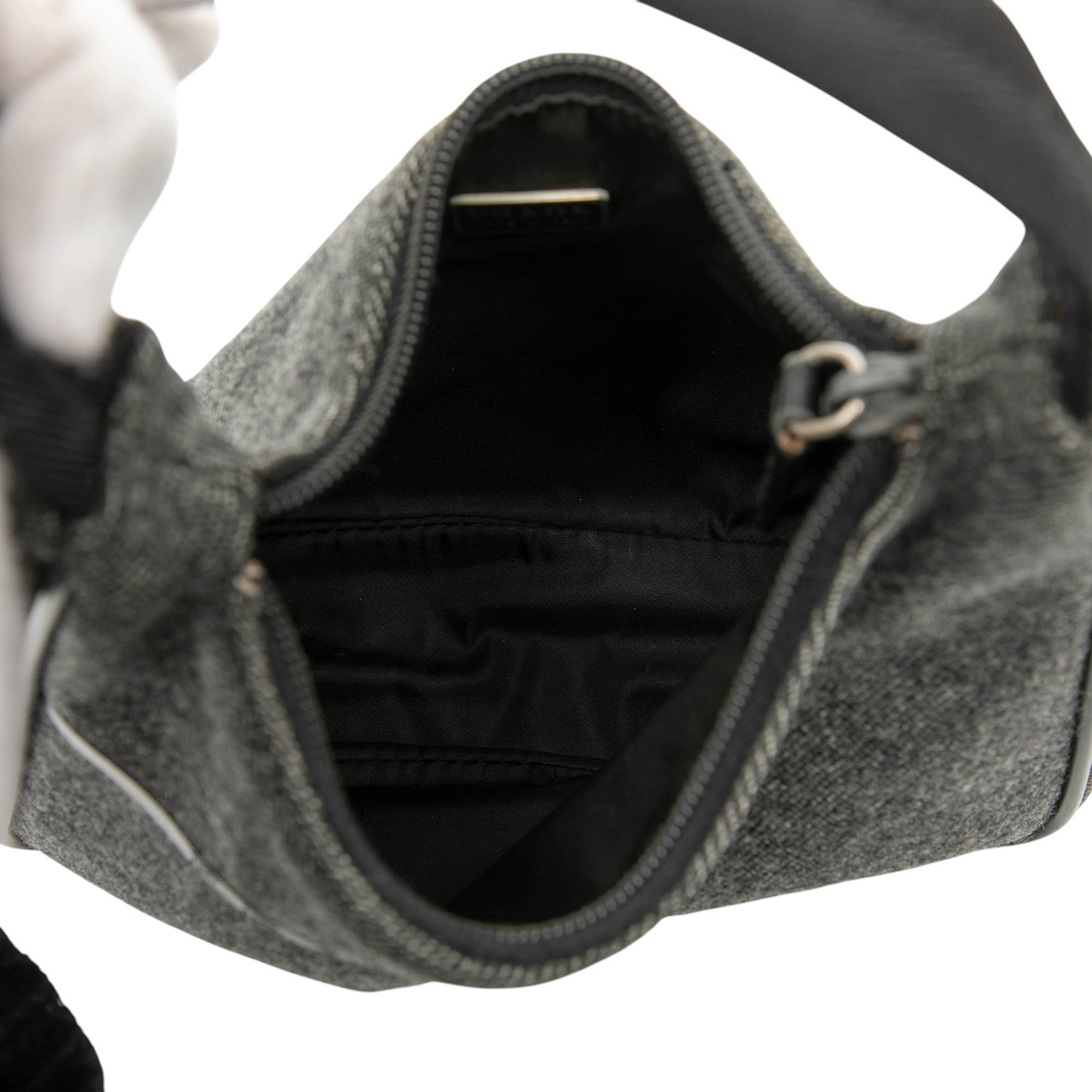 Prada Sports Line Wool Shoulder Bag, från Luxclusif, i färgen dark gray. Klicka för att öppna bilden i stort format