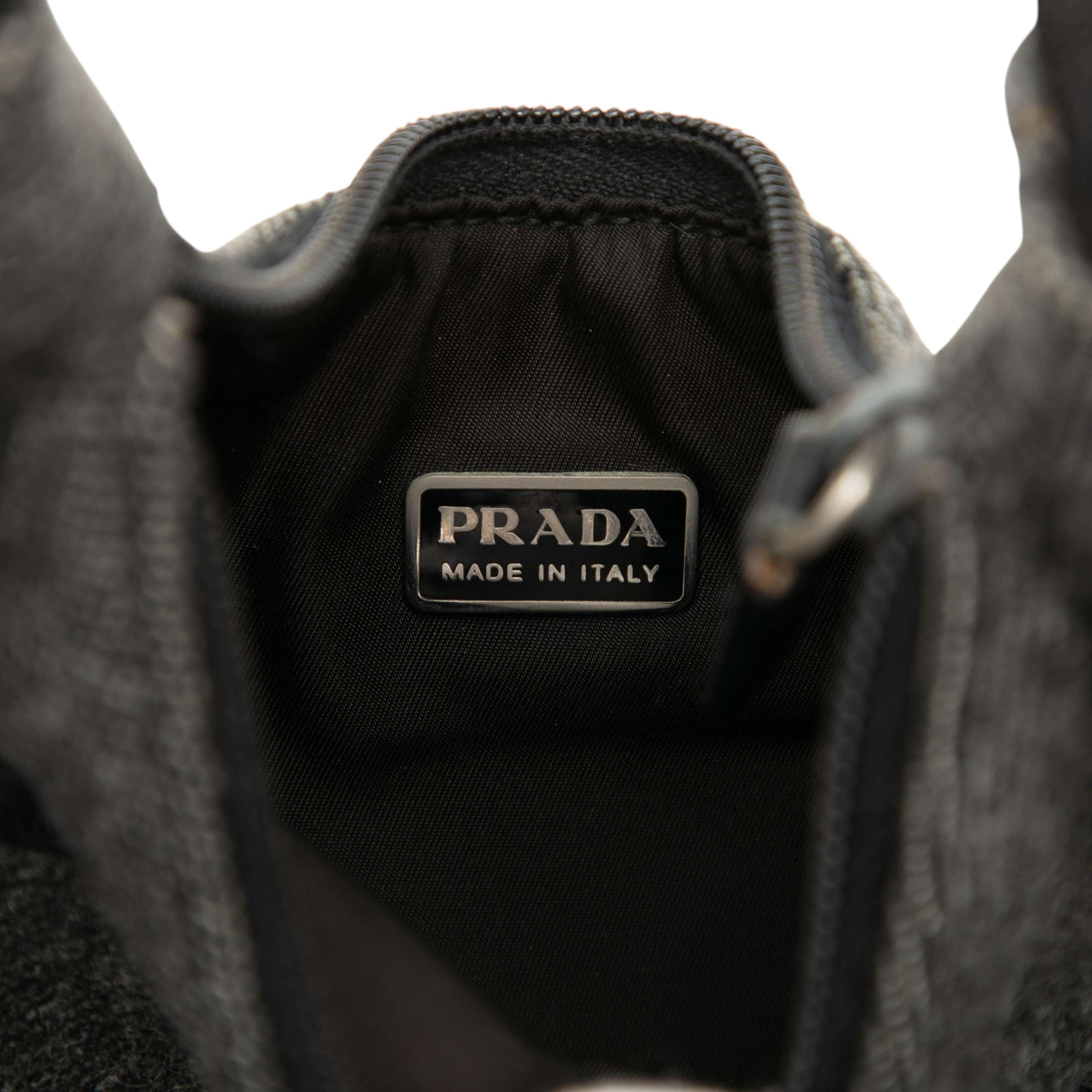 Prada Sports Line Wool Shoulder Bag, från Luxclusif, i färgen dark gray. Klicka för att öppna bilden i stort format