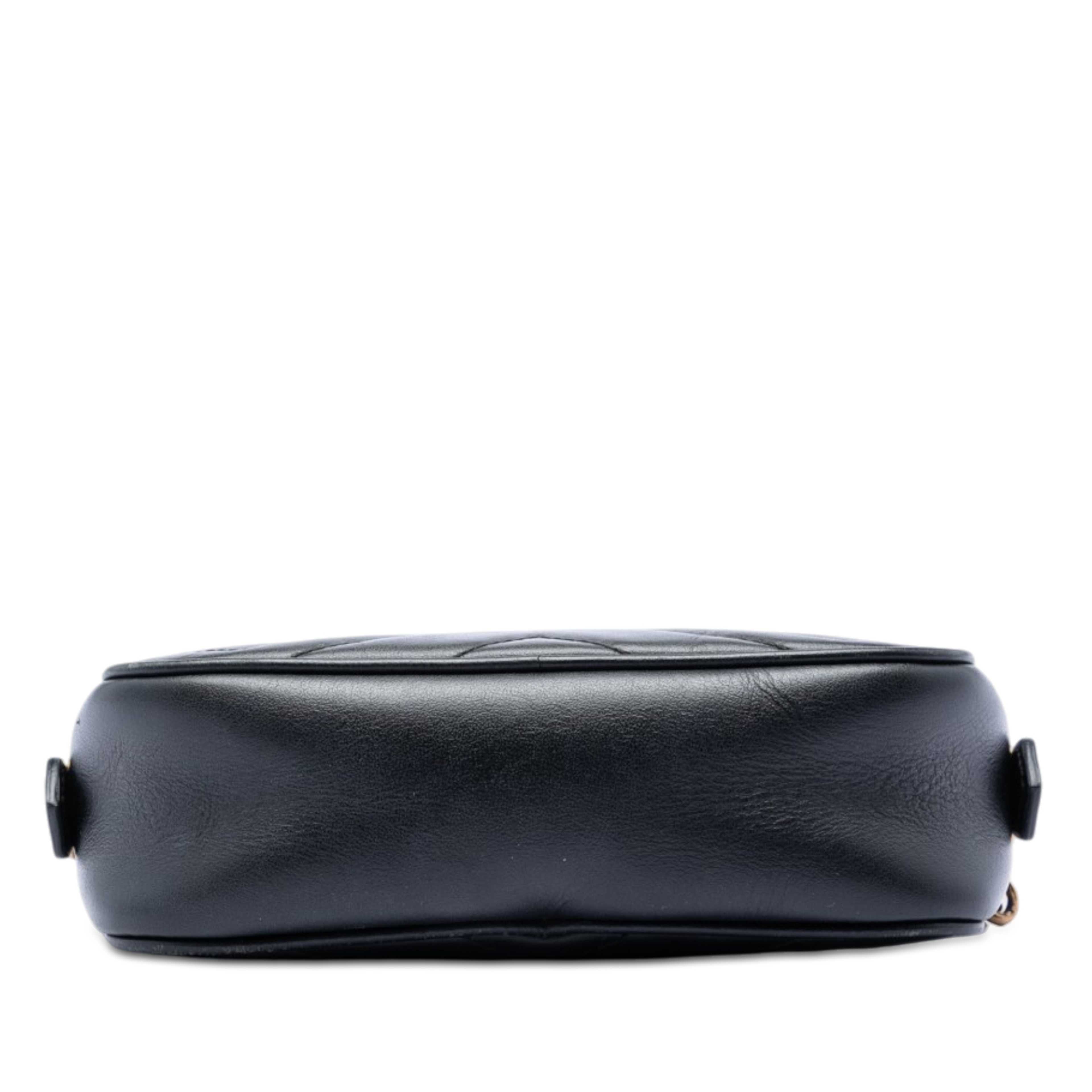 Gucci Mini Gg Marmont Matelasse Leather Crossbody, från Luxclusif, i färgen black. Klicka för att öppna bilden i stort format