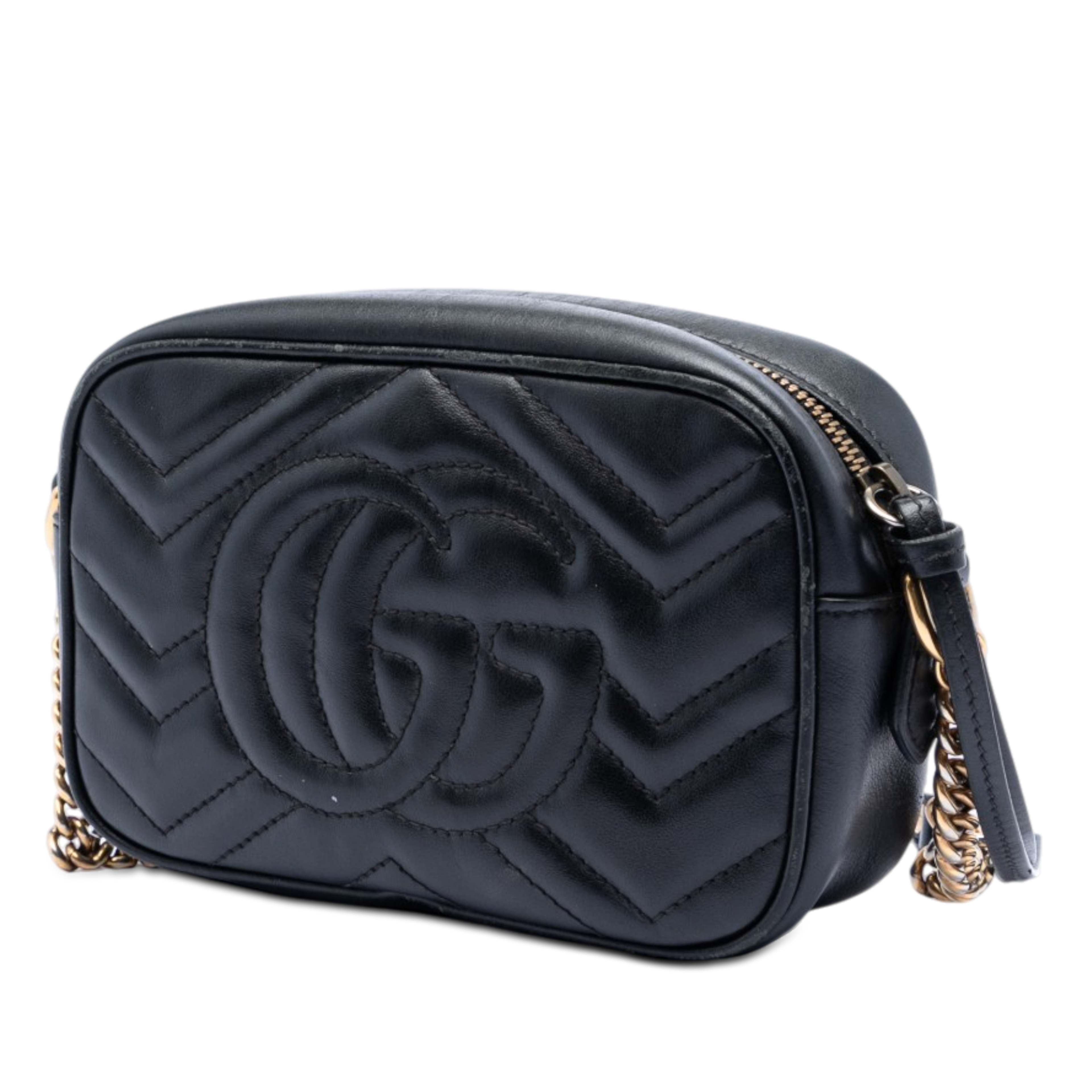 Gucci Mini Gg Marmont Matelasse Leather Crossbody, från Luxclusif, i färgen black. Klicka för att öppna bilden i stort format
