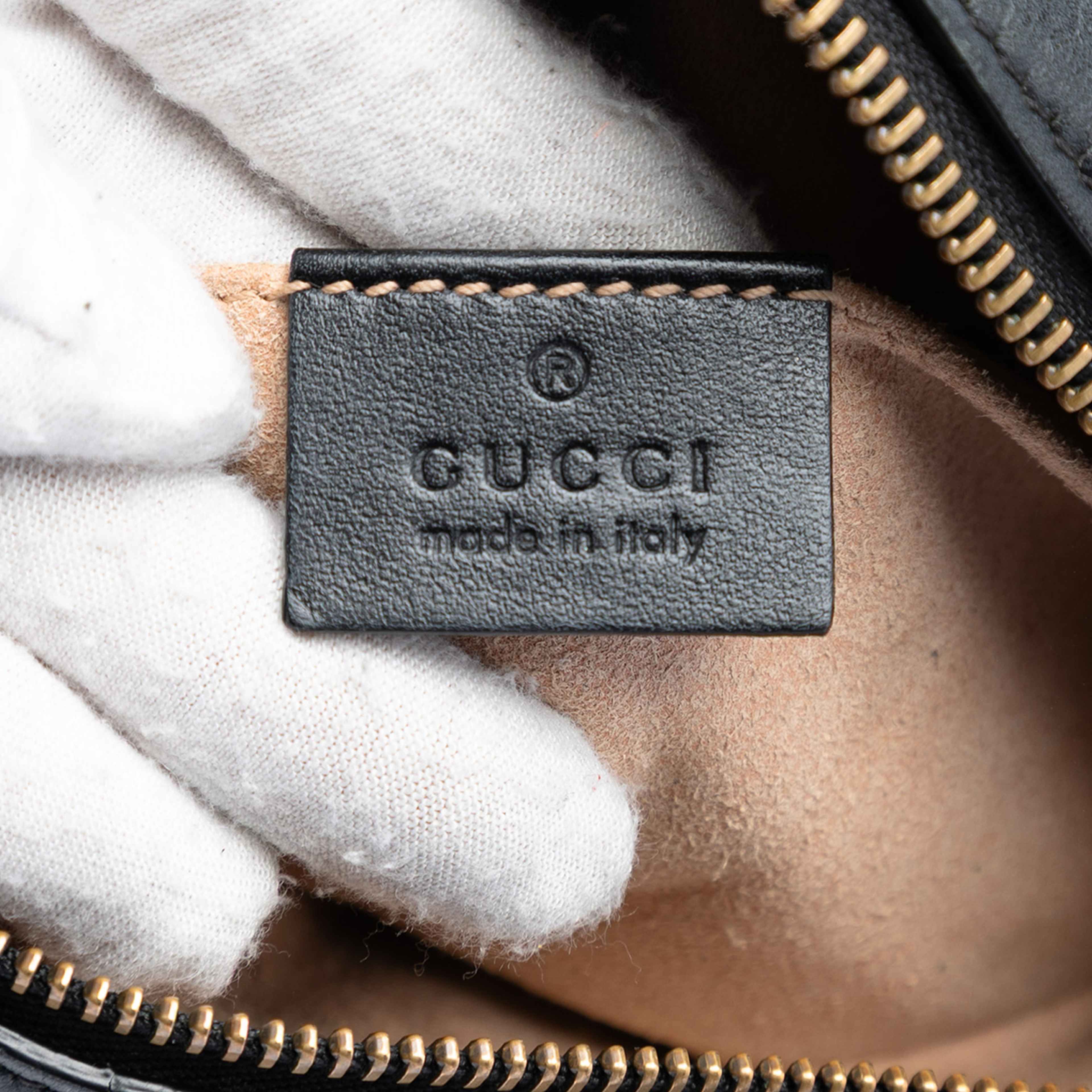 Gucci Mini Gg Marmont Matelasse Leather Crossbody, från Luxclusif, i färgen black. Klicka för att öppna bilden i stort format