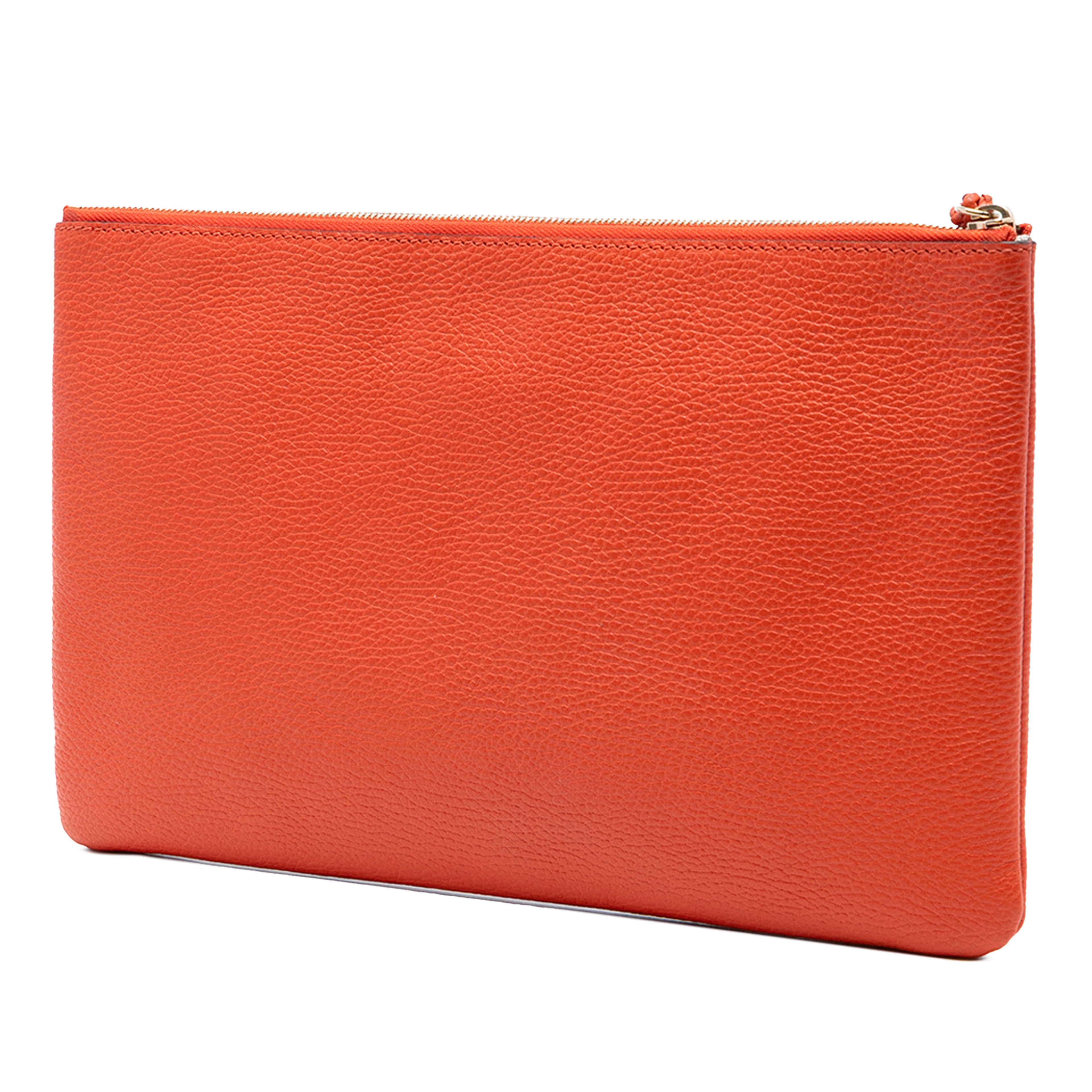 Gucci Calfskin Bamboo Tassel Clutch, från Luxclusif, i färgen orange. Klicka för att öppna bilden i stort format