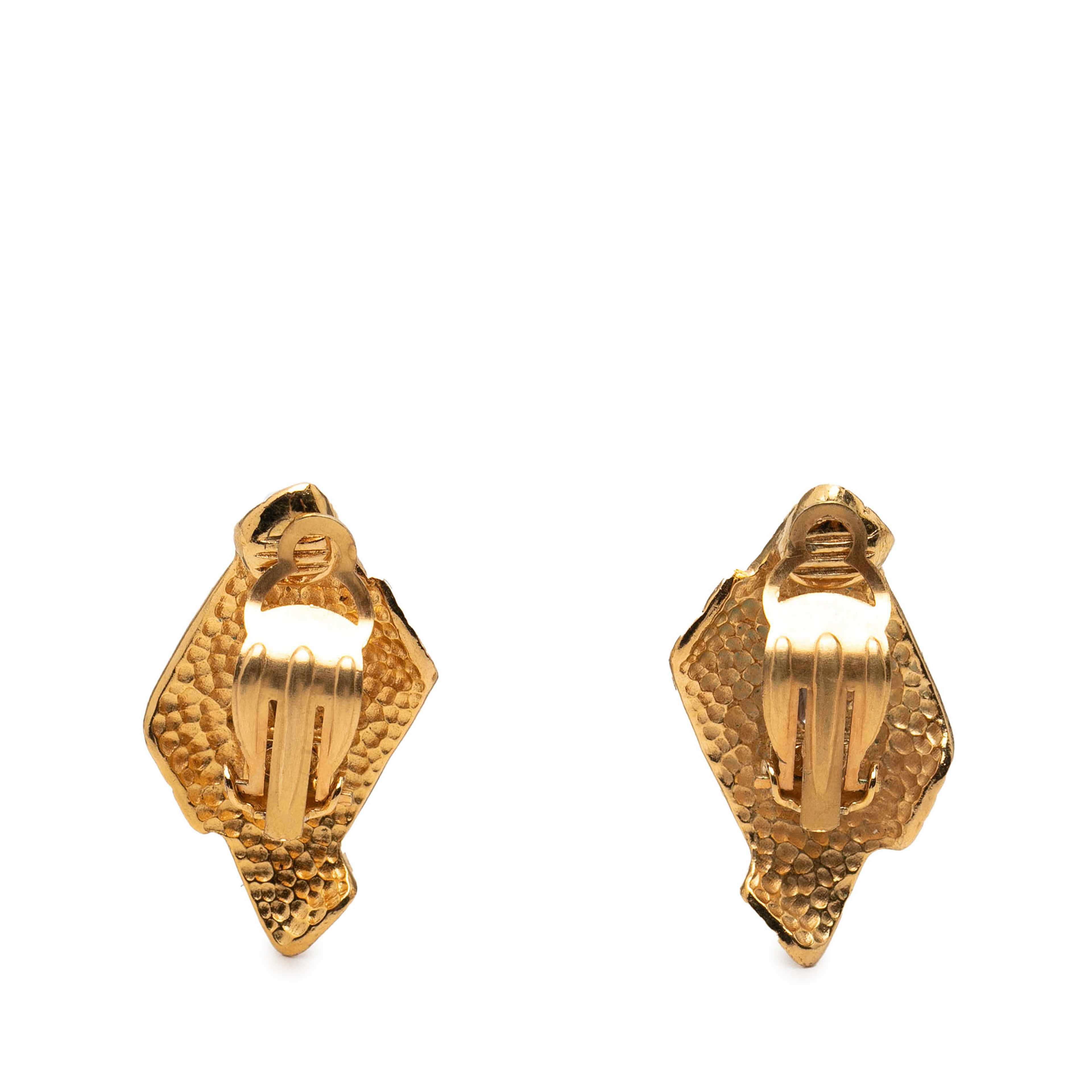Chanel Gold Plated Logo Diamond Clip On Earrings, från Luxclusif, i färgen gold. Klicka för att öppna bilden i stort format