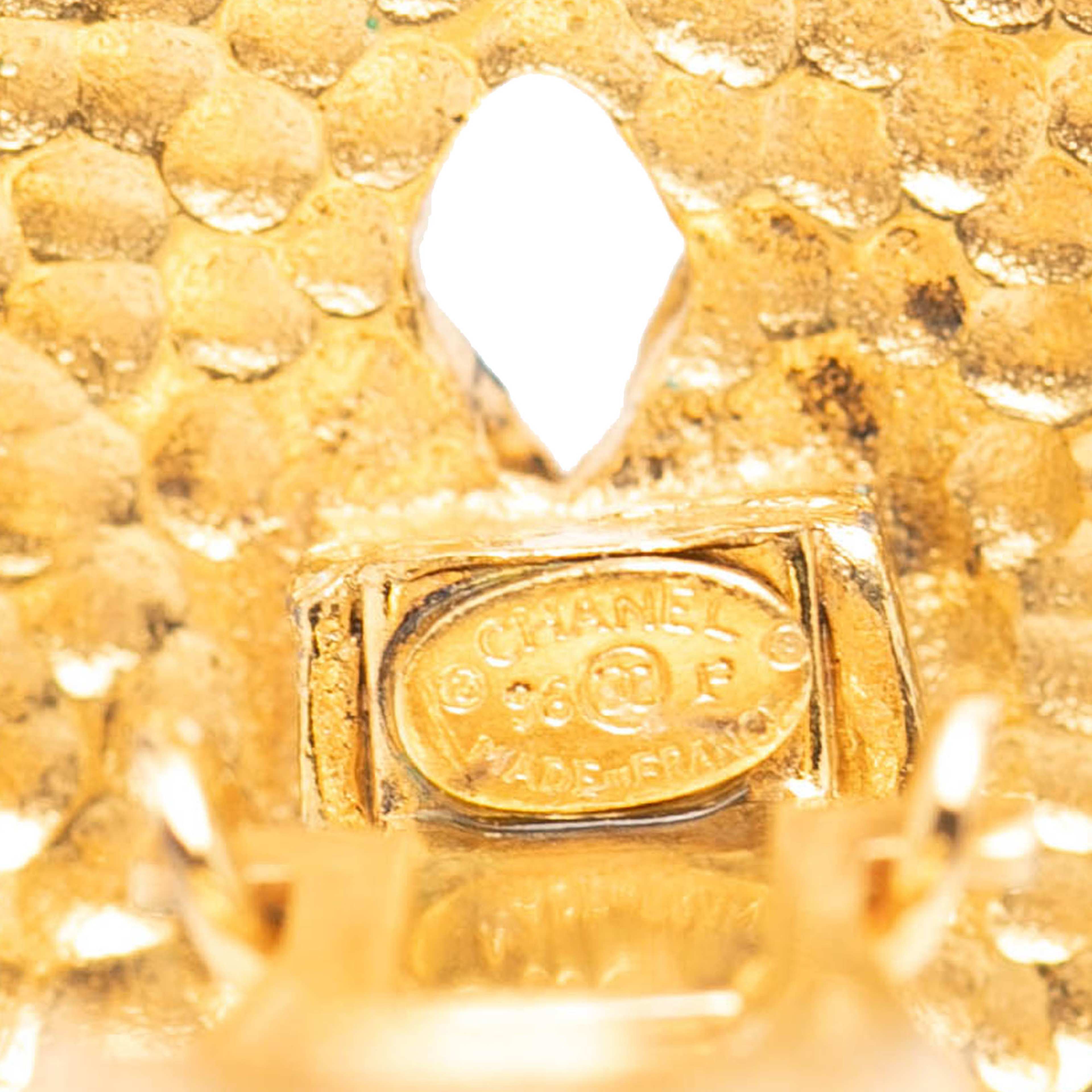 Chanel Gold Plated Logo Diamond Clip On Earrings, från Luxclusif, i färgen guld. Klicka för att öppna bilden i stort format