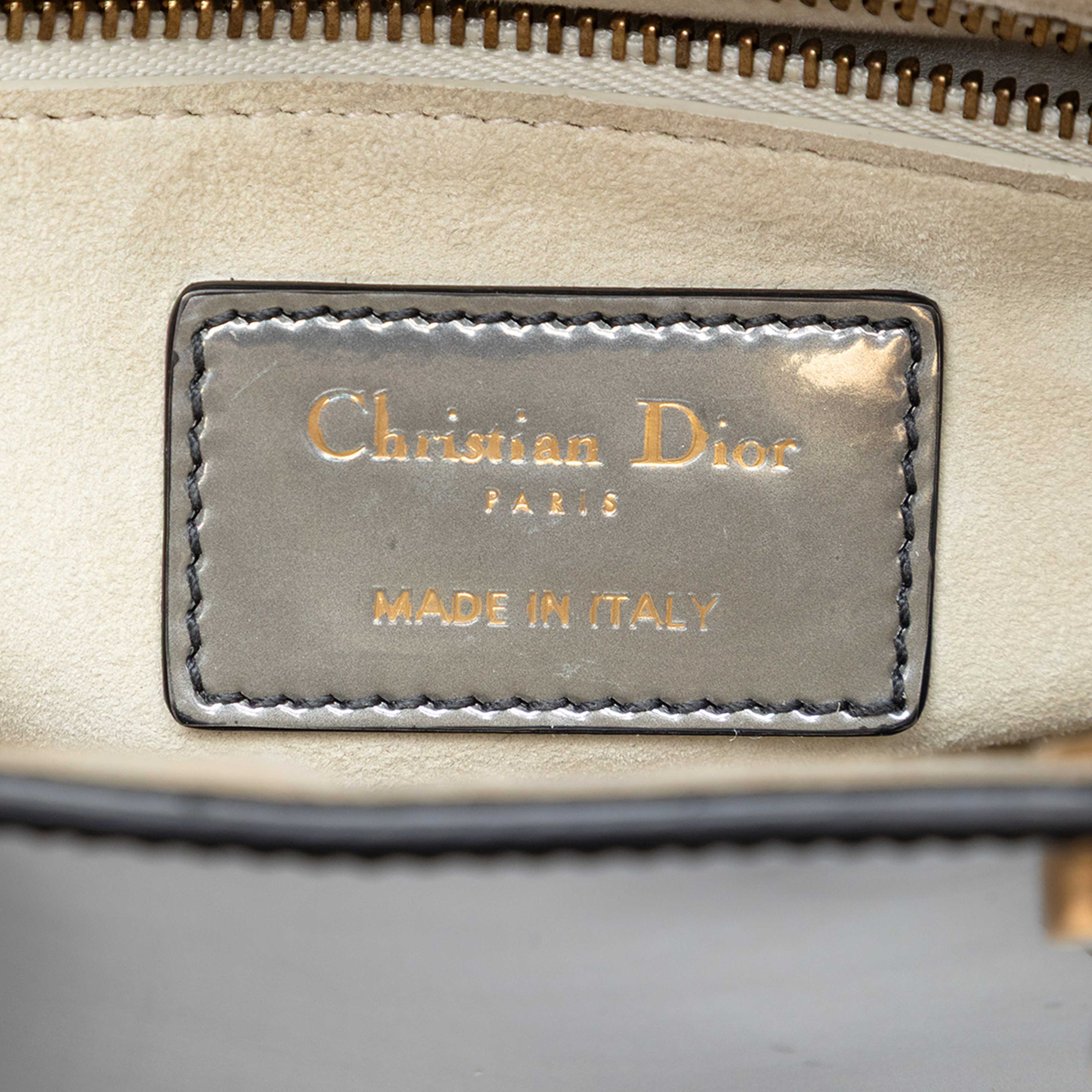 Dior Mini Metallic Patent Lady Dior, från Luxclusif, i färgen silver. Klicka för att öppna bilden i stort format