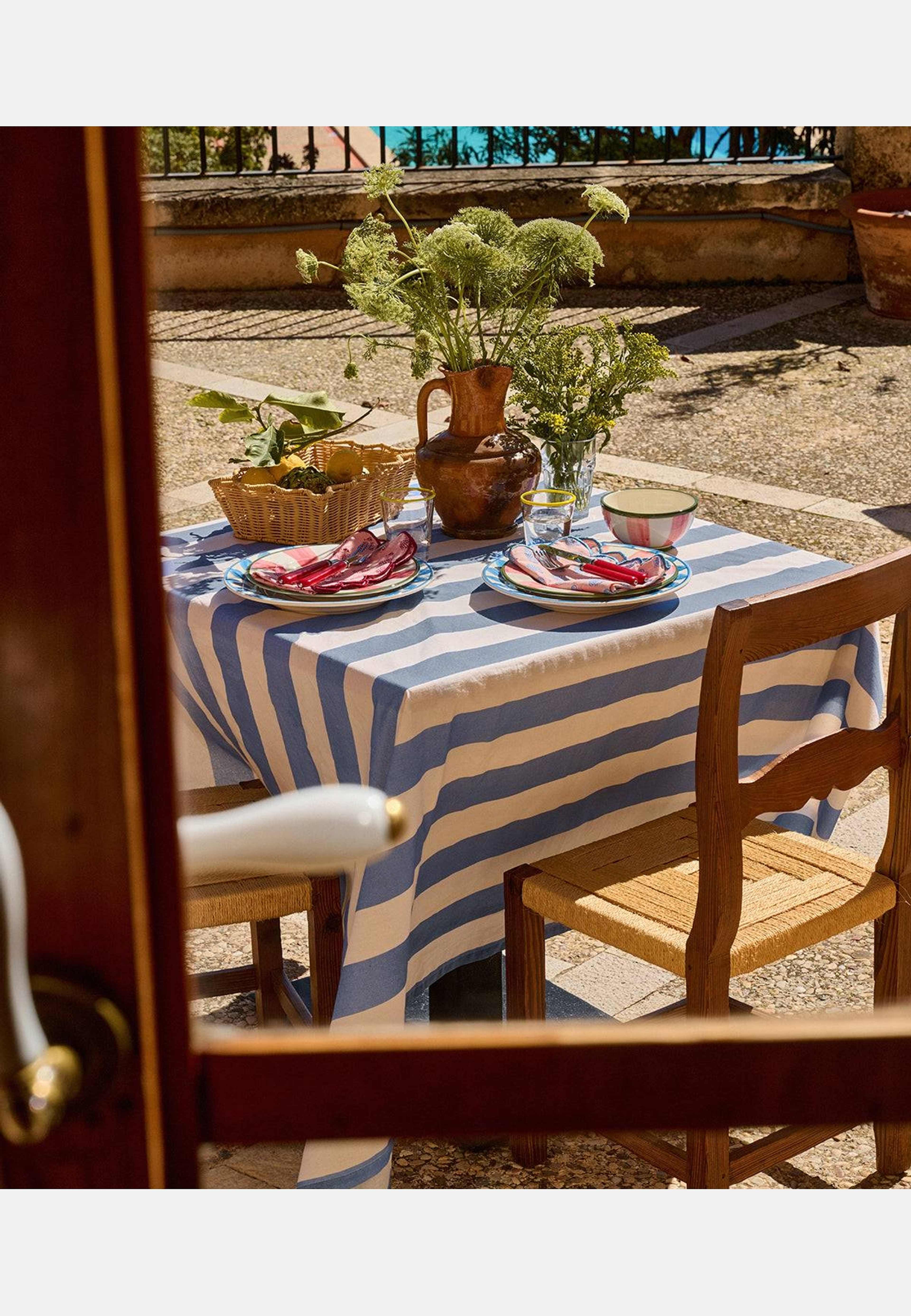 Breton Bordsduk - 150x250 Cm, från Pick A Poppy, i färgen blue. Klicka för att öppna bilden i stort format