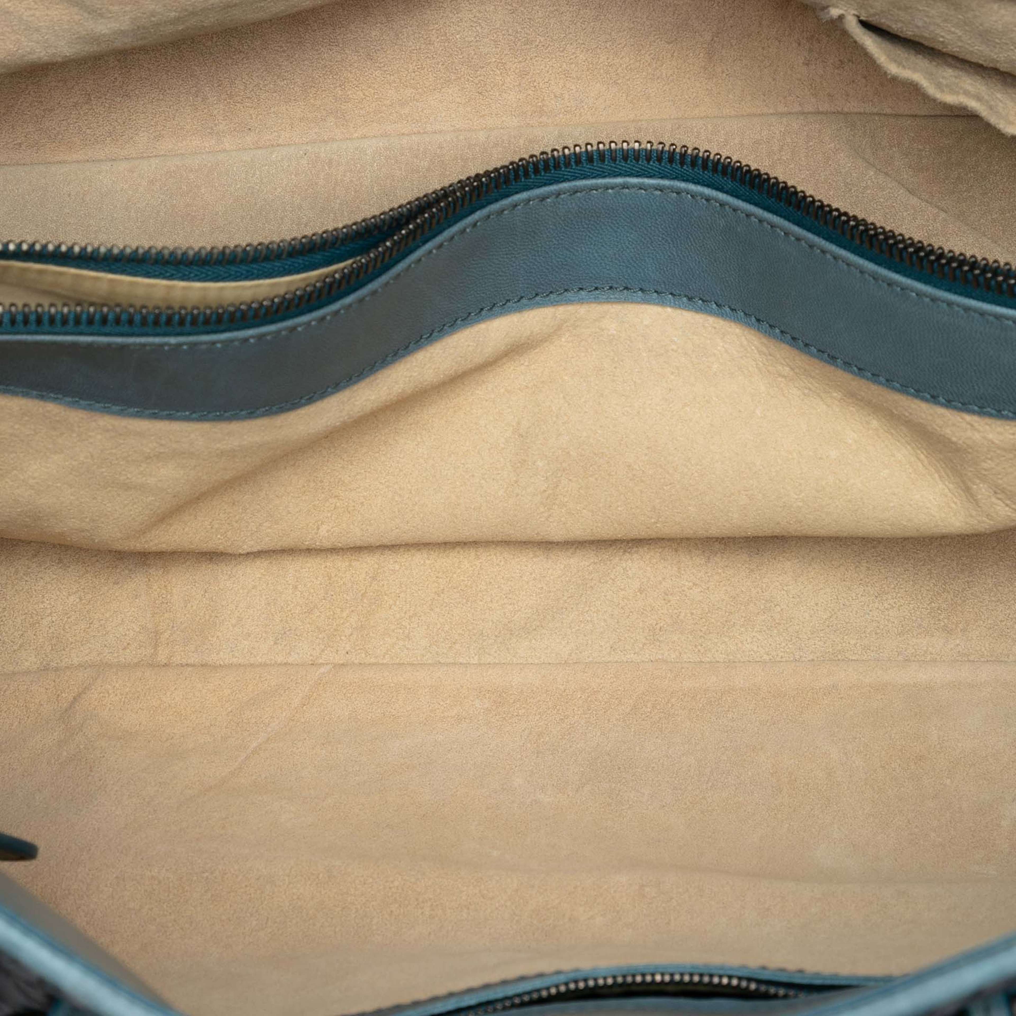 Bottega Veneta Ombre Nappa Intrecciato Tote, från Luxclusif, i färgen denim. Klicka för att öppna bilden i stort format