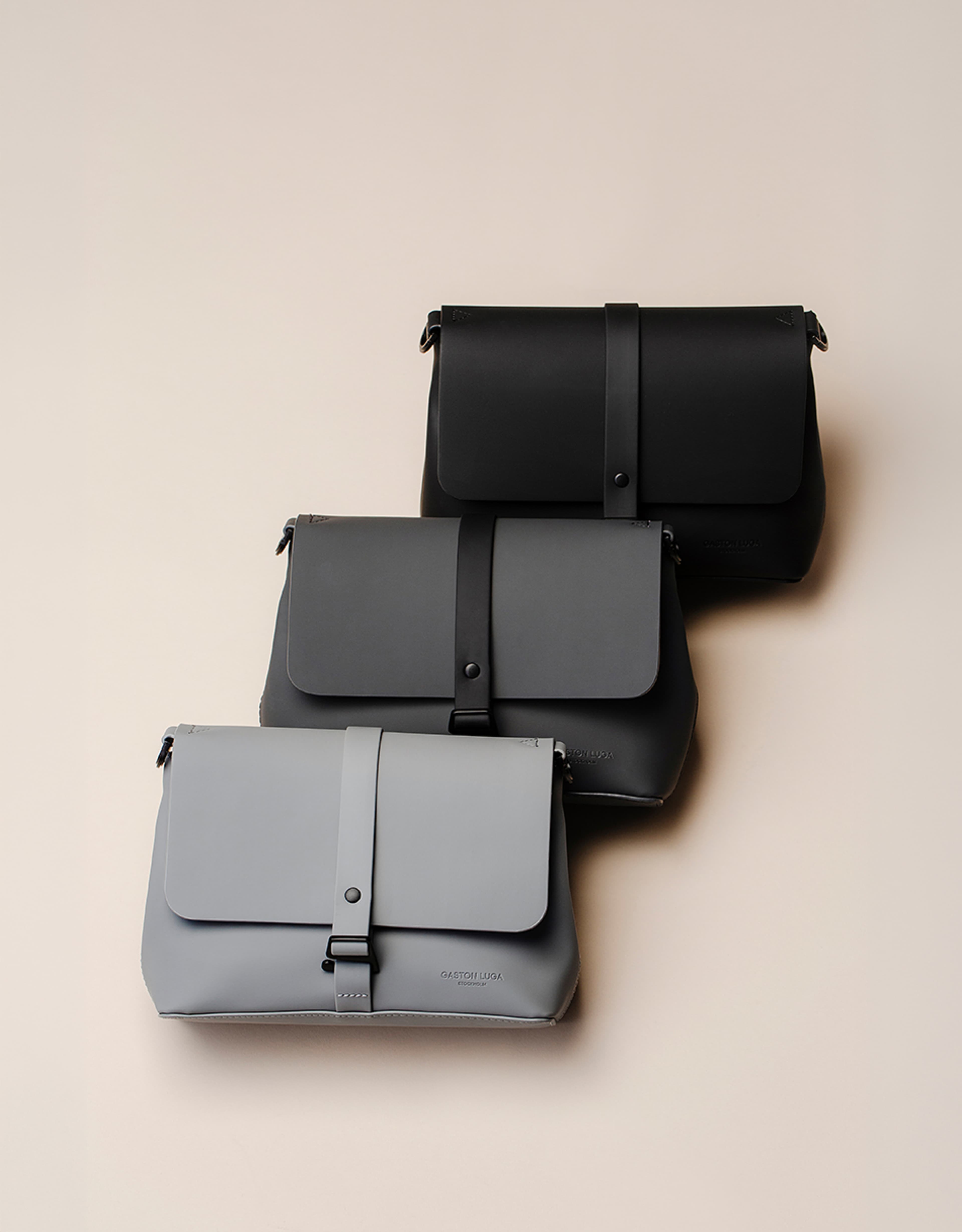 Spläsh Crossbody Medium, från Gaston Luga, i färgen charcoal grey. Klicka för att öppna bilden i stort format