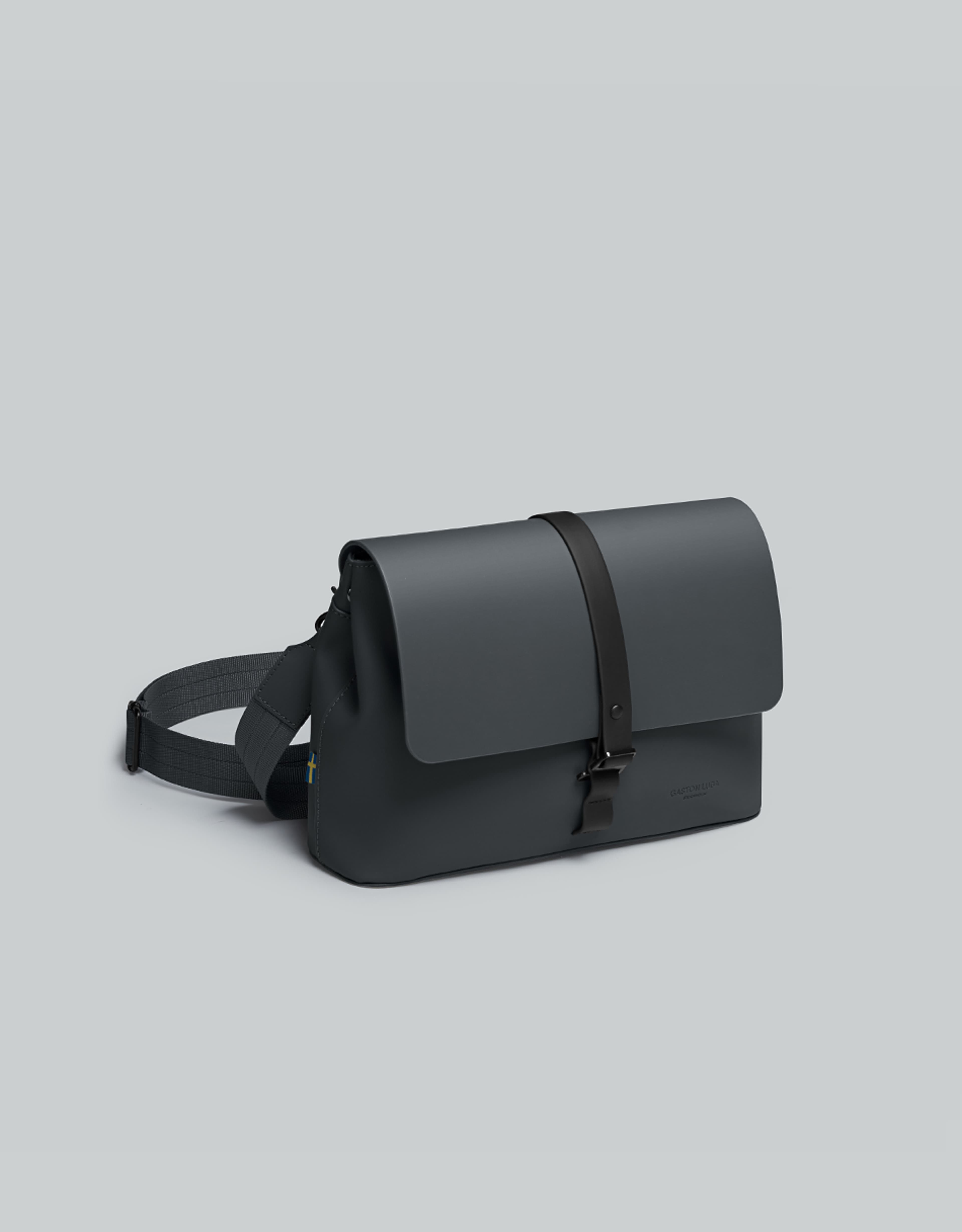 Spläsh Crossbody Medium, från Gaston Luga, i färgen charcoal grey. Klicka för att öppna bilden i stort format