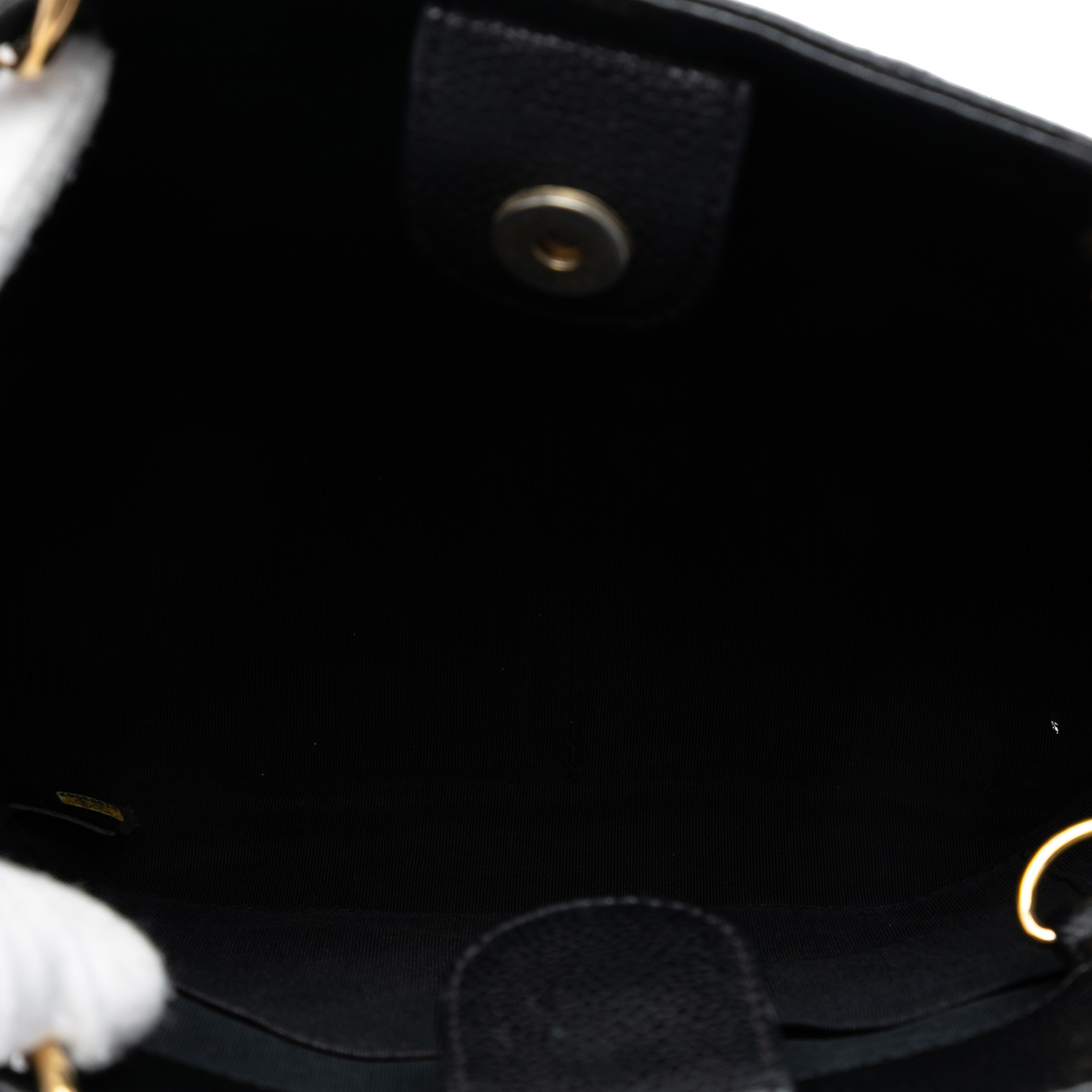 Chanel Caviar Petite Shopping Tote, från Luxclusif, i färgen black. Klicka för att öppna bilden i stort format